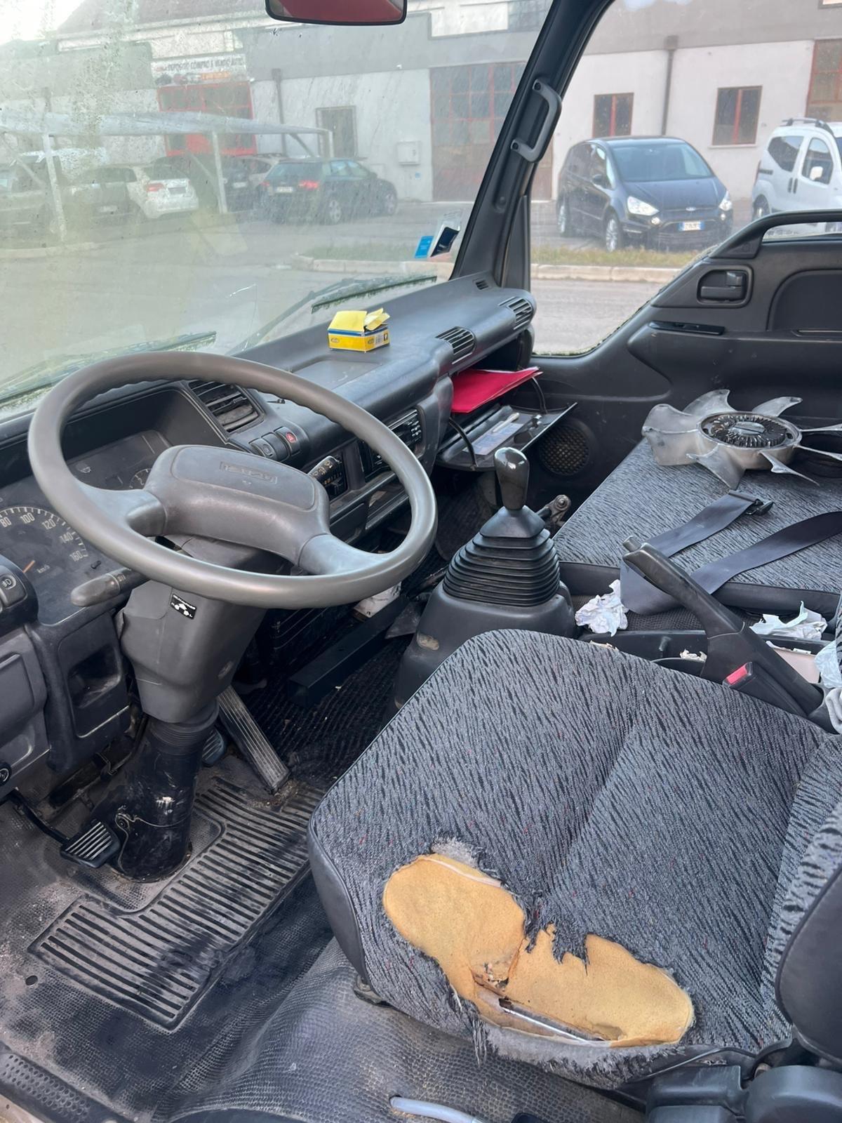 ISUZU CON GRU CASSONE FISSO