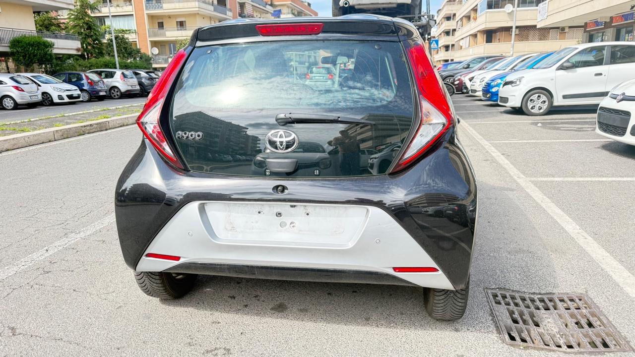 Toyota Aygo Connect 1.0 VVT-i 72 CV 5 porte x-play LED NAVI KAMERA CERCHI 16 PDC BLUETOOTH