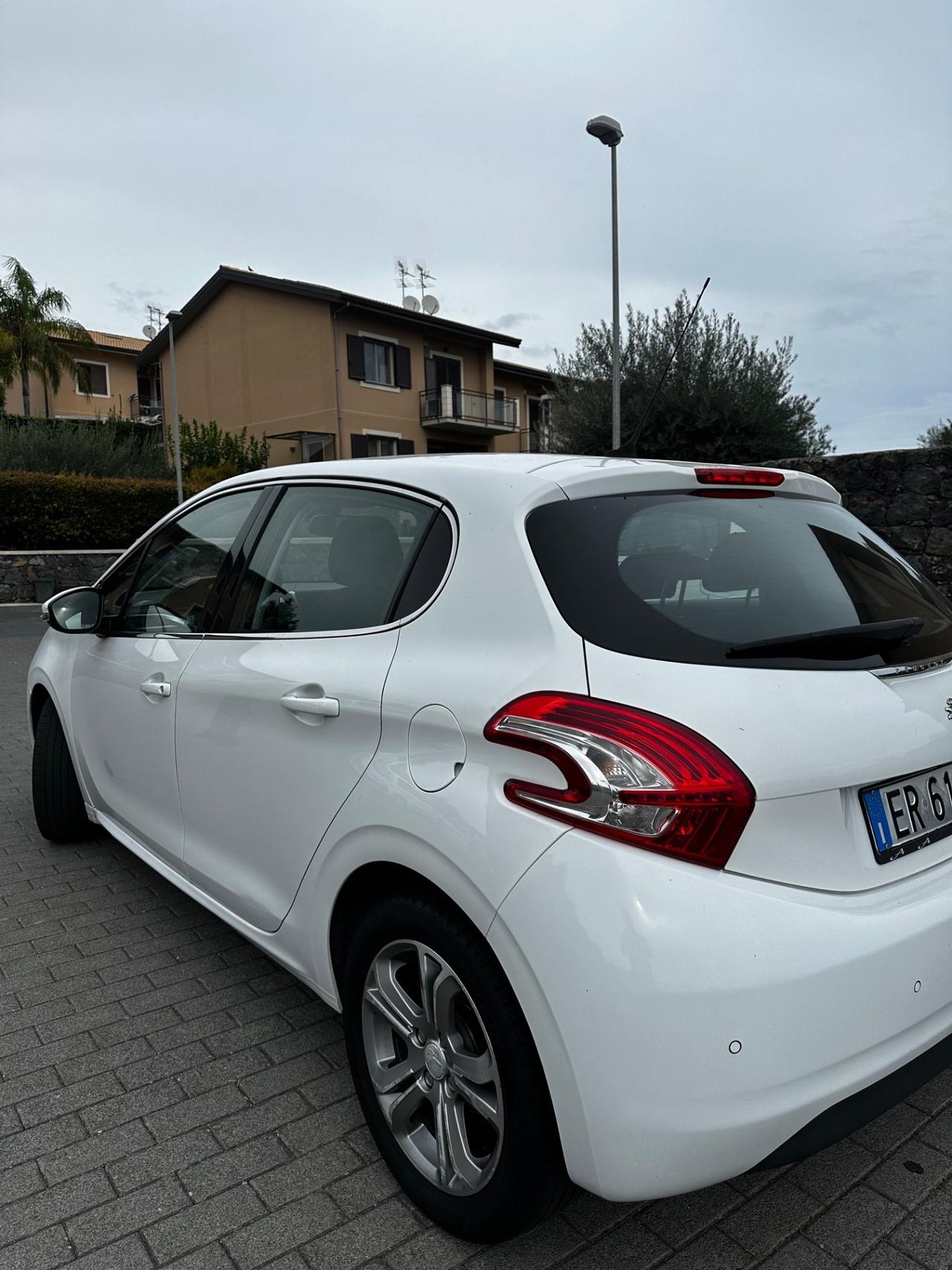 Peugeot 208 1.6 e-HDi 92 CV Stop&Start 5 porte Allure