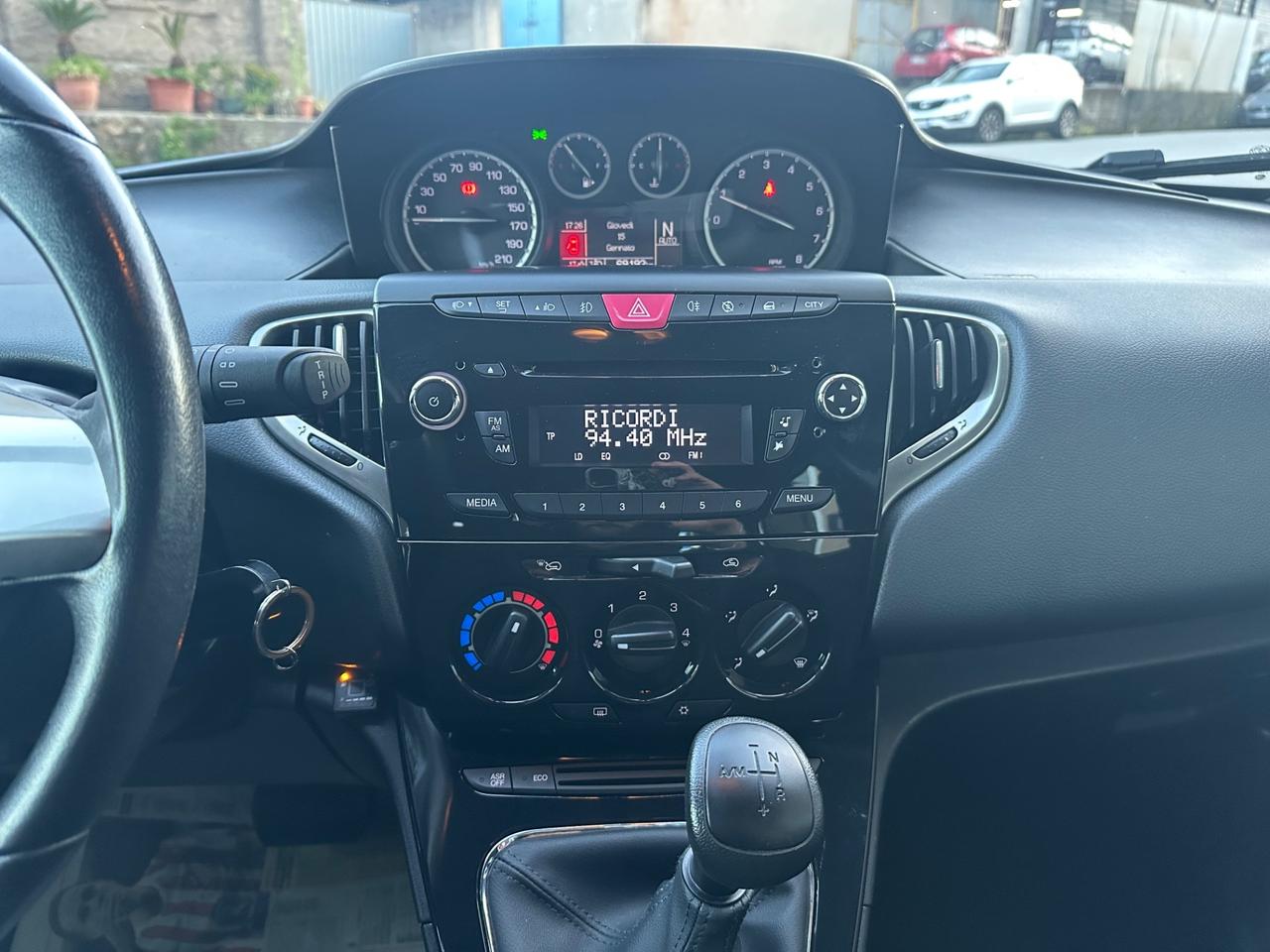 Lancia Ypsilon 0.9 TwinAir 85 CV 5 porte S&S Platinum GPL