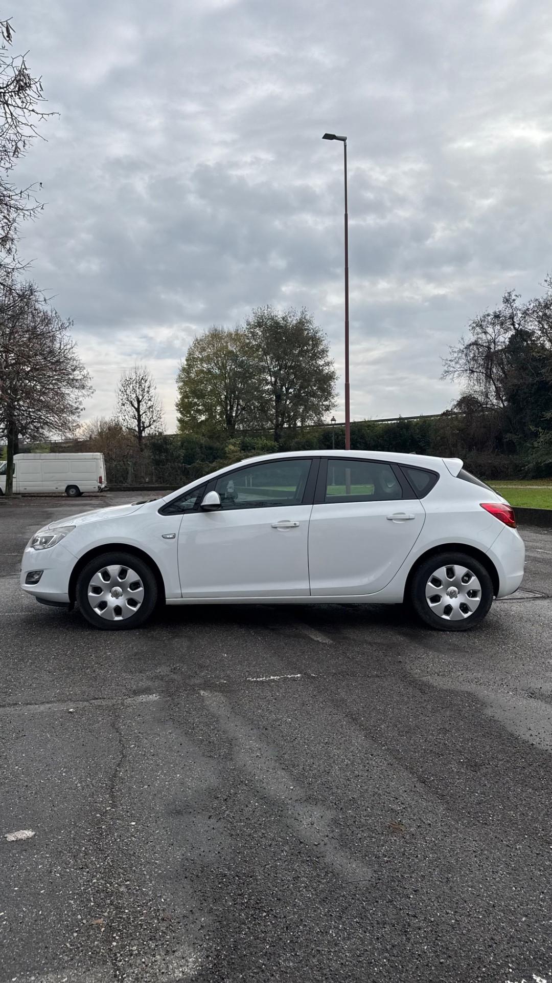 Opel Astra 1.4 – 2012 adatta a neopatentati