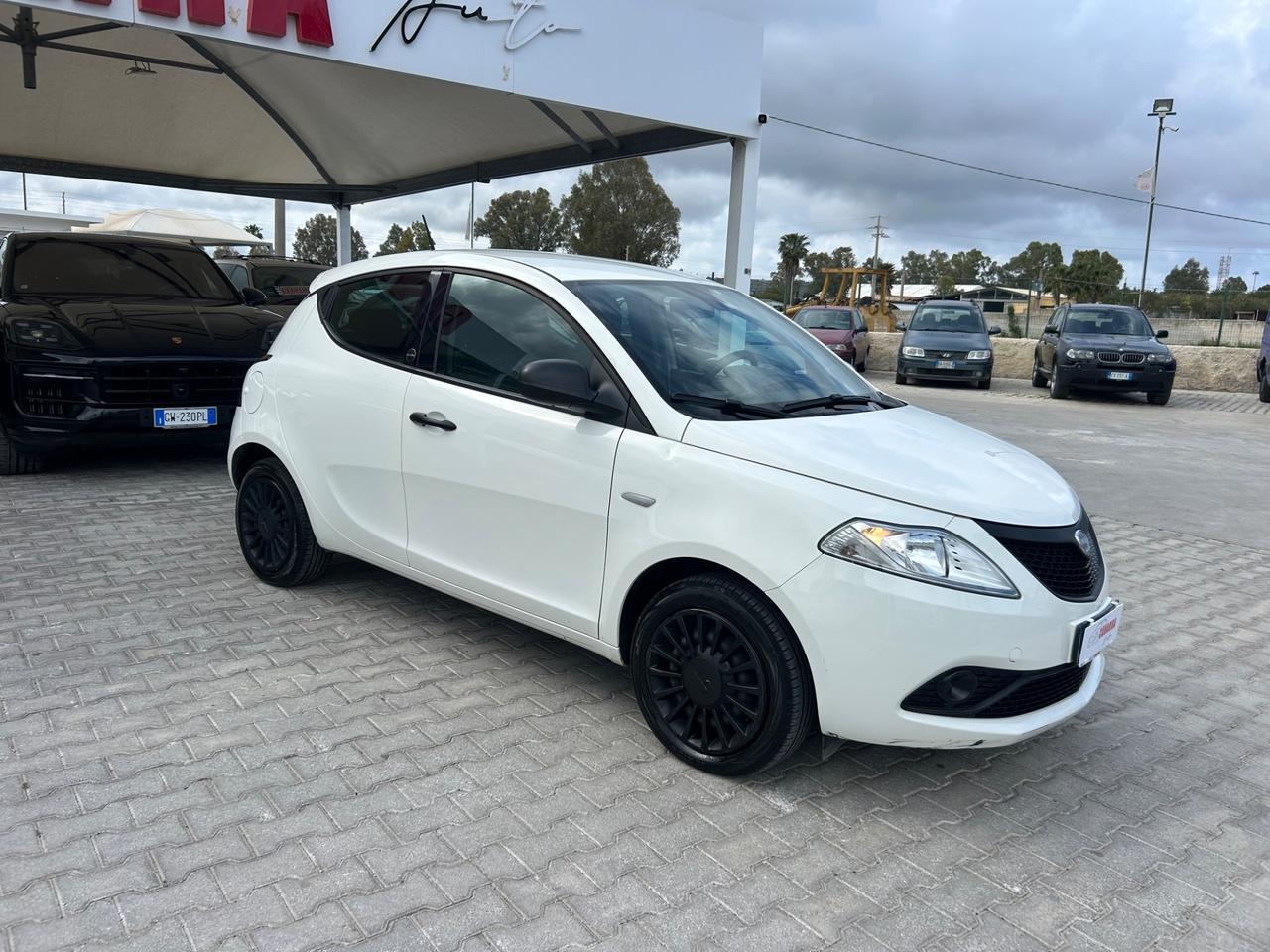 Lancia Ypsilon 1.0 FireFly 5 porte S&S Hybrid Ecochic Silver