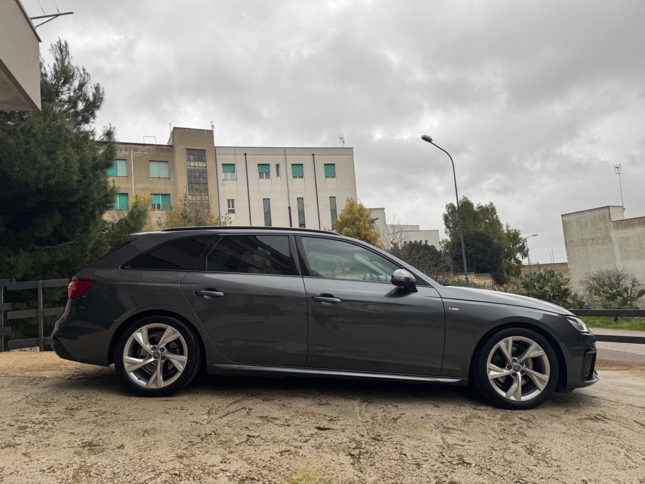 Audi A4 Avant 2.0 TDI 136cv - S.LINE - CERCHI 18 -