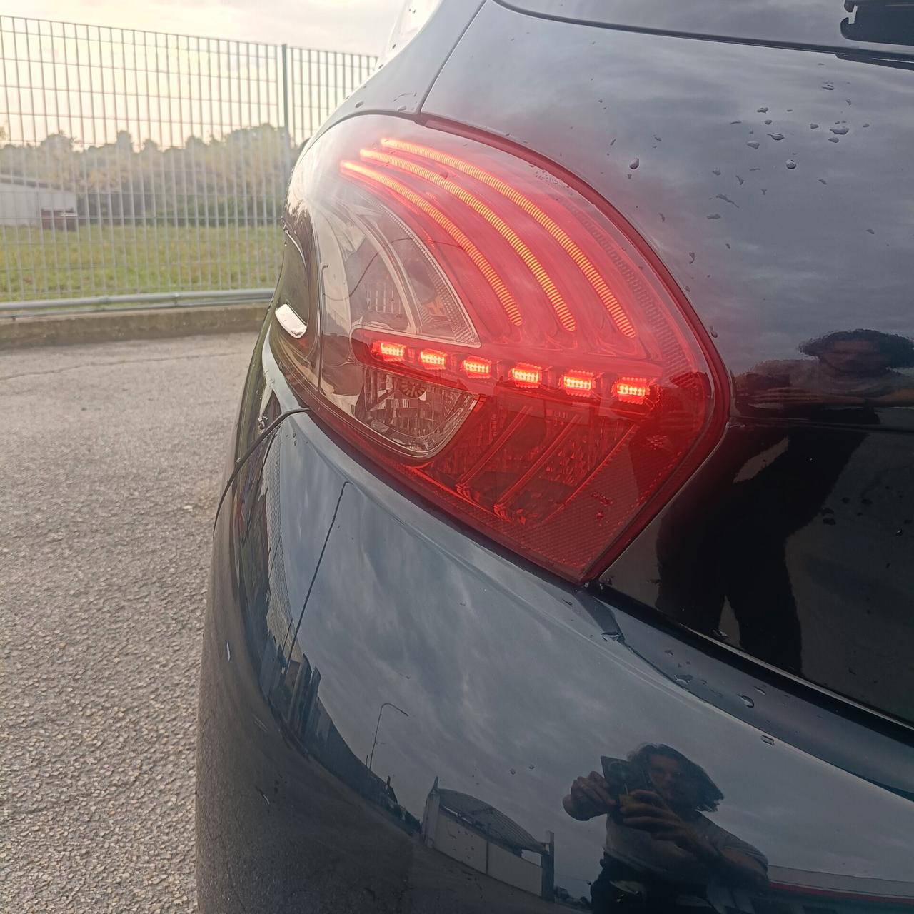 Peugeot 208 1.4 HDi 68 CV 3 porte Allure