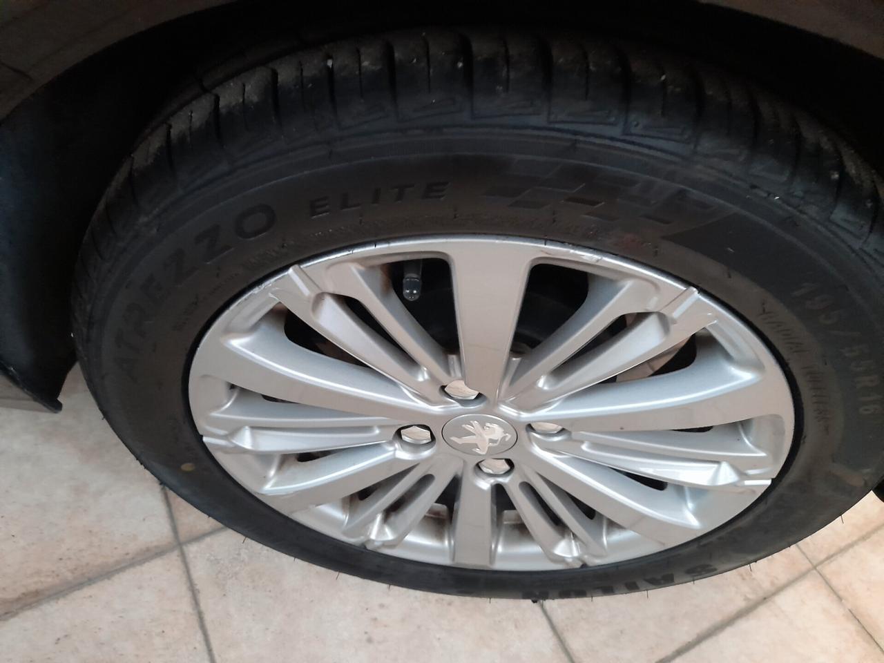 Peugeot 208 PureTech 82 5 porte Allure