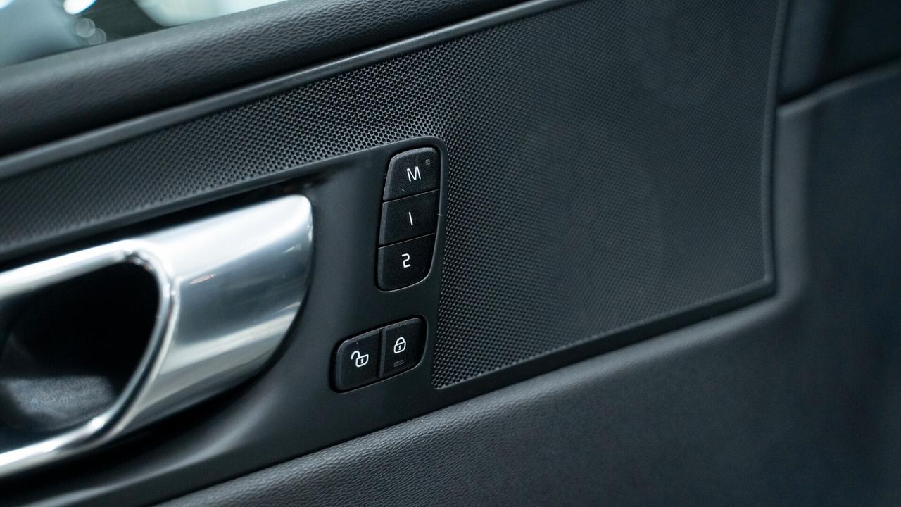 Volvo XC 60 XC60 B4 2.0 AWD R DESIGN AUTO XENO PELLE NAVI FULL OPTIONAL