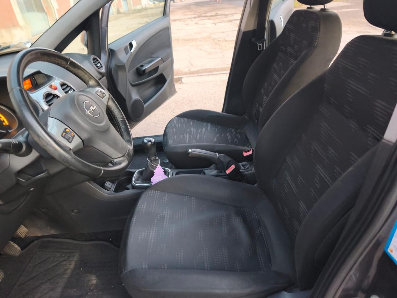 Opel Corsa 2011---1.2 Benzina Neopatentati