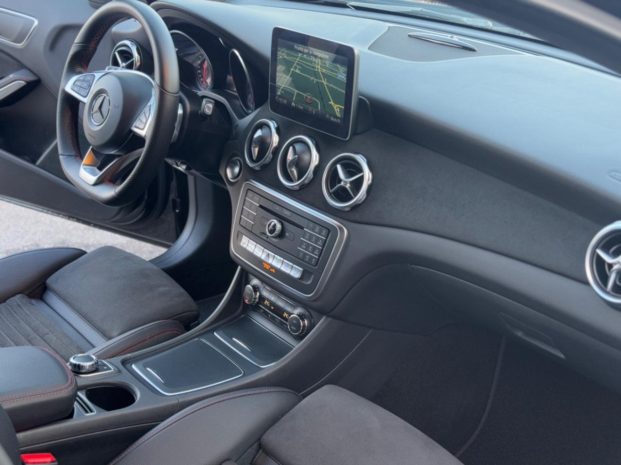 Mercedes-benz GLA 200d Premium AMG LINE!