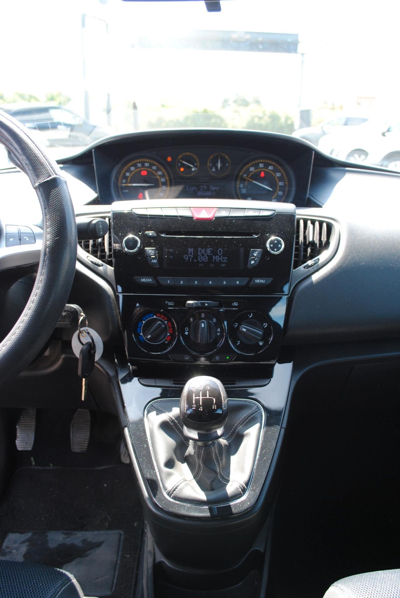 LANCIA YPSILON MOMODESIGN 1.2 69 CV BENZ/GPL