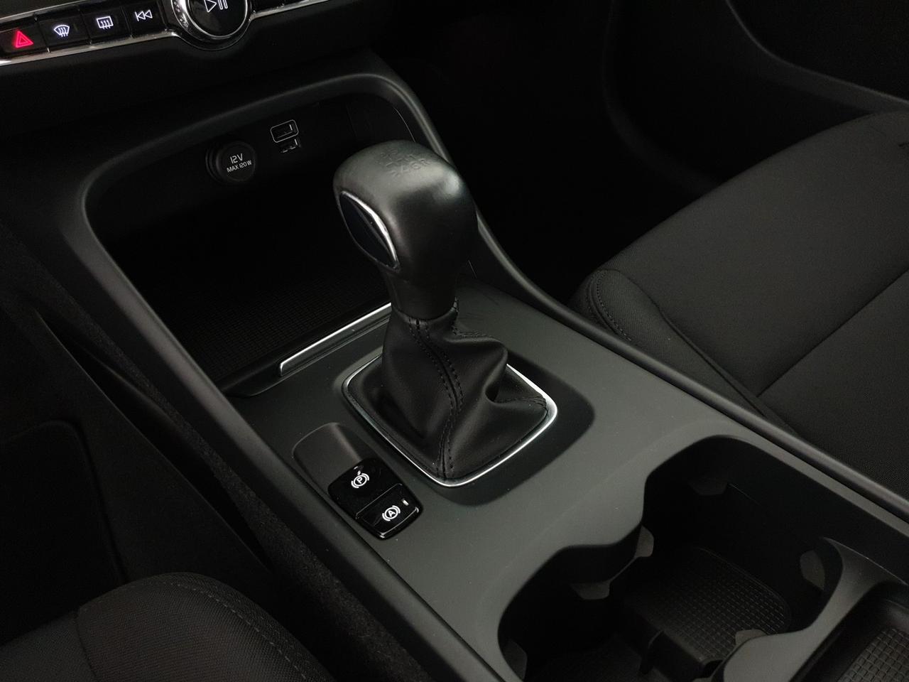 Volvo XC40 1.5 t3 momentum core 163cv auto my21