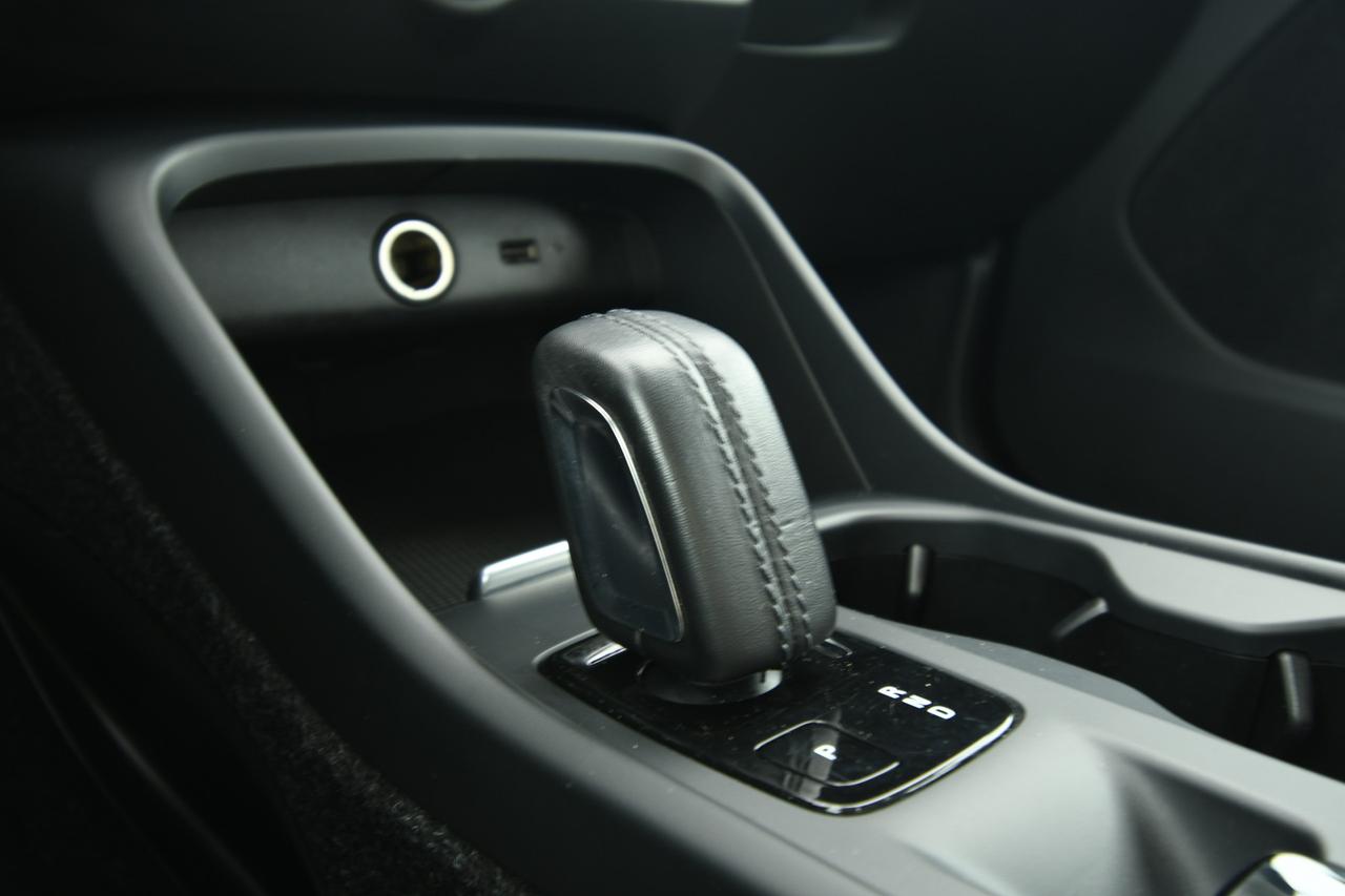 VOLVO XC40 2.0 d4 Momentum awd geartronic PELLE+LED+C19"