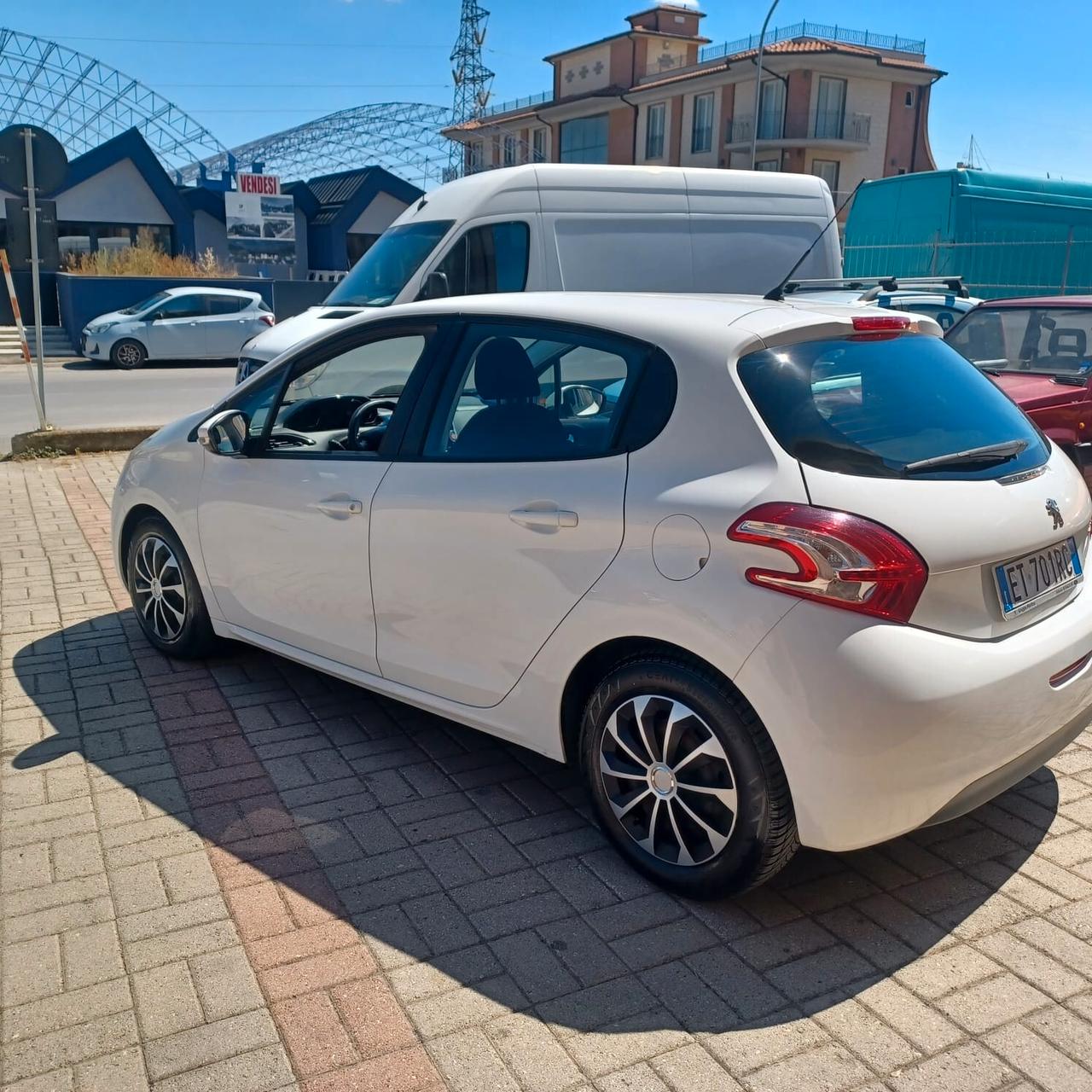 SEMBRA NUOVA PEUGEOT 208 1.4 GPL DI FABBRICA