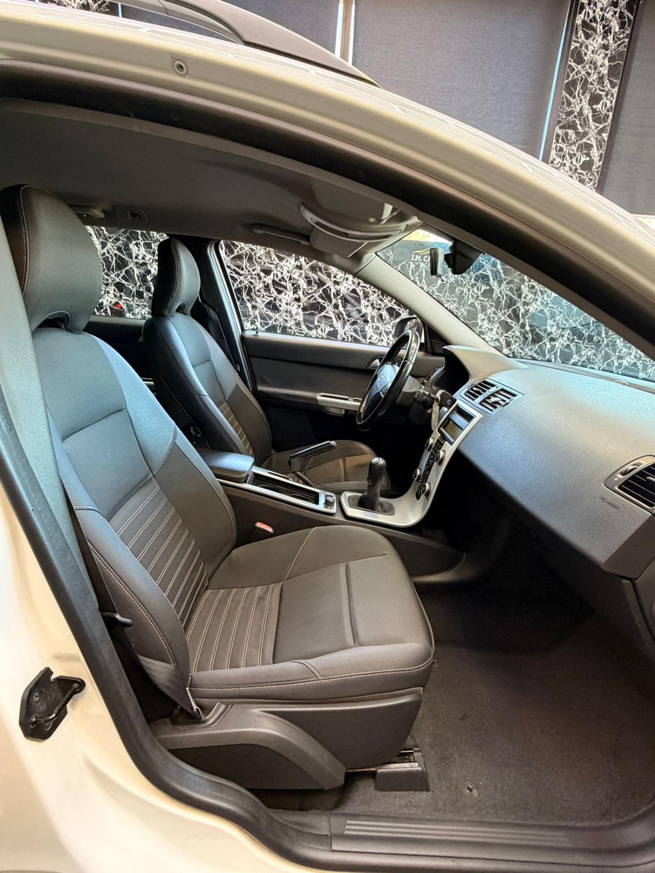 Volvo V50 D2 R-design