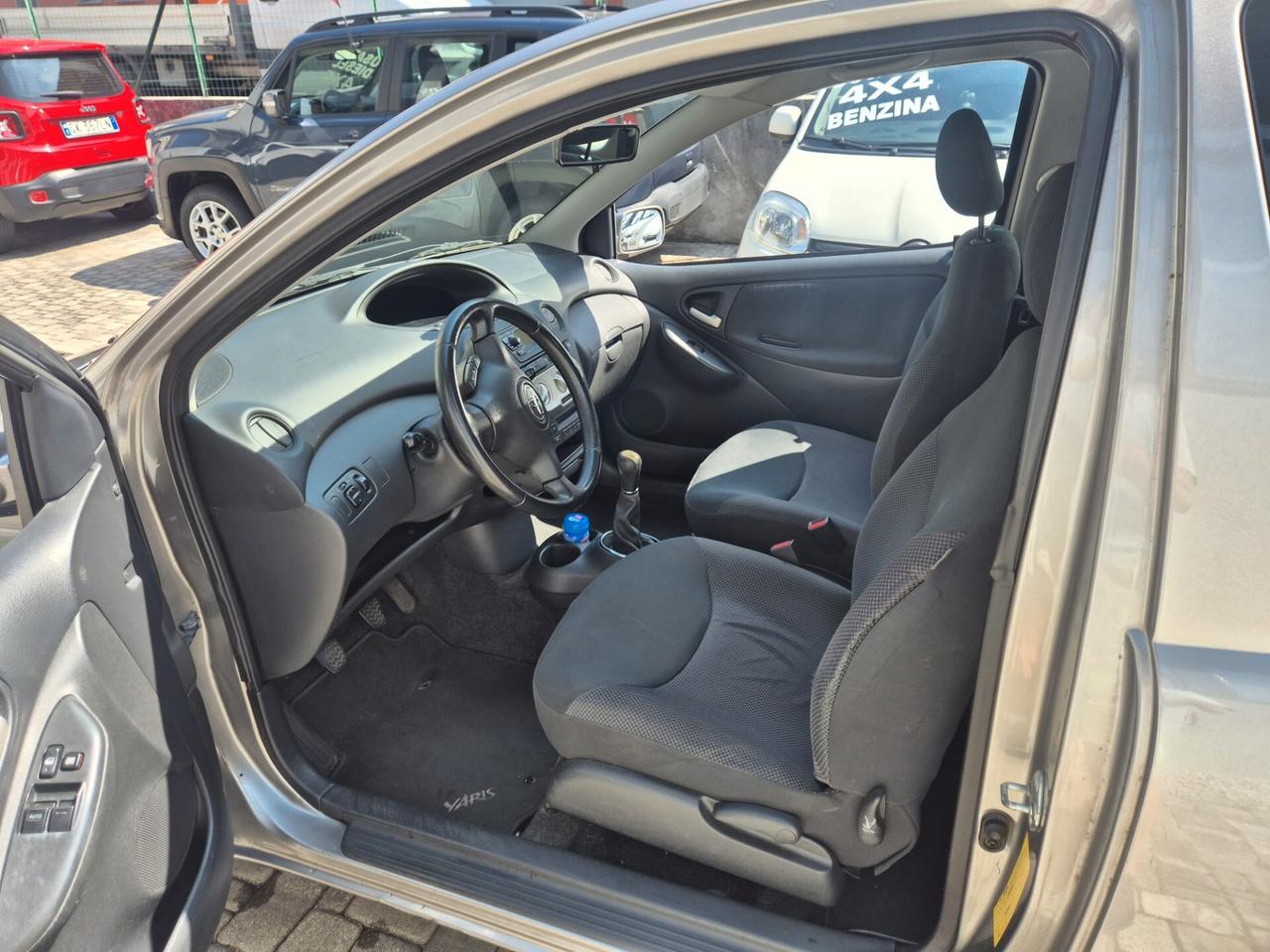 Toyota Yaris 1.0i 16V 3 porte