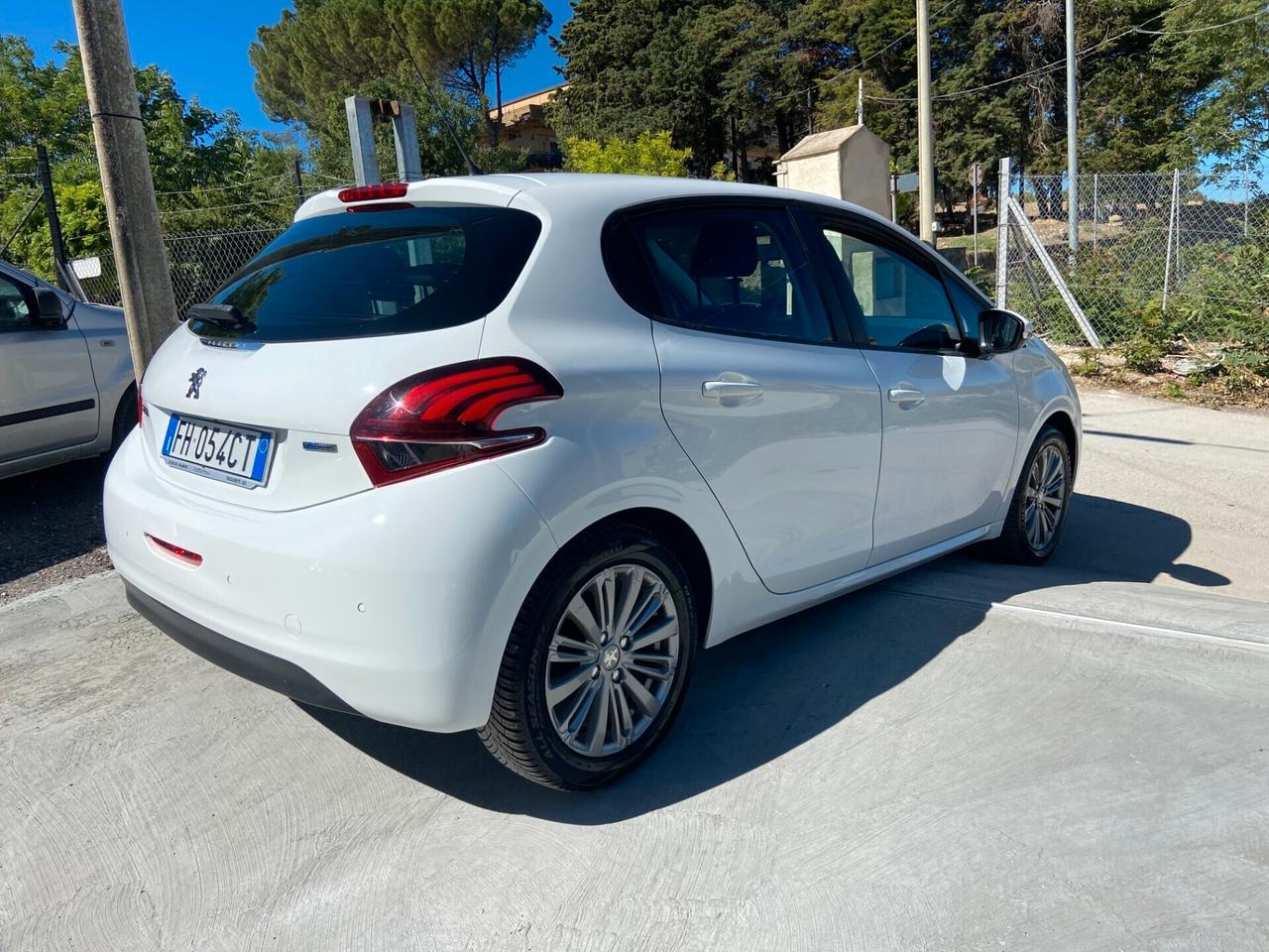 Peugeot 208 PureTech 82 5p. GPL Allure