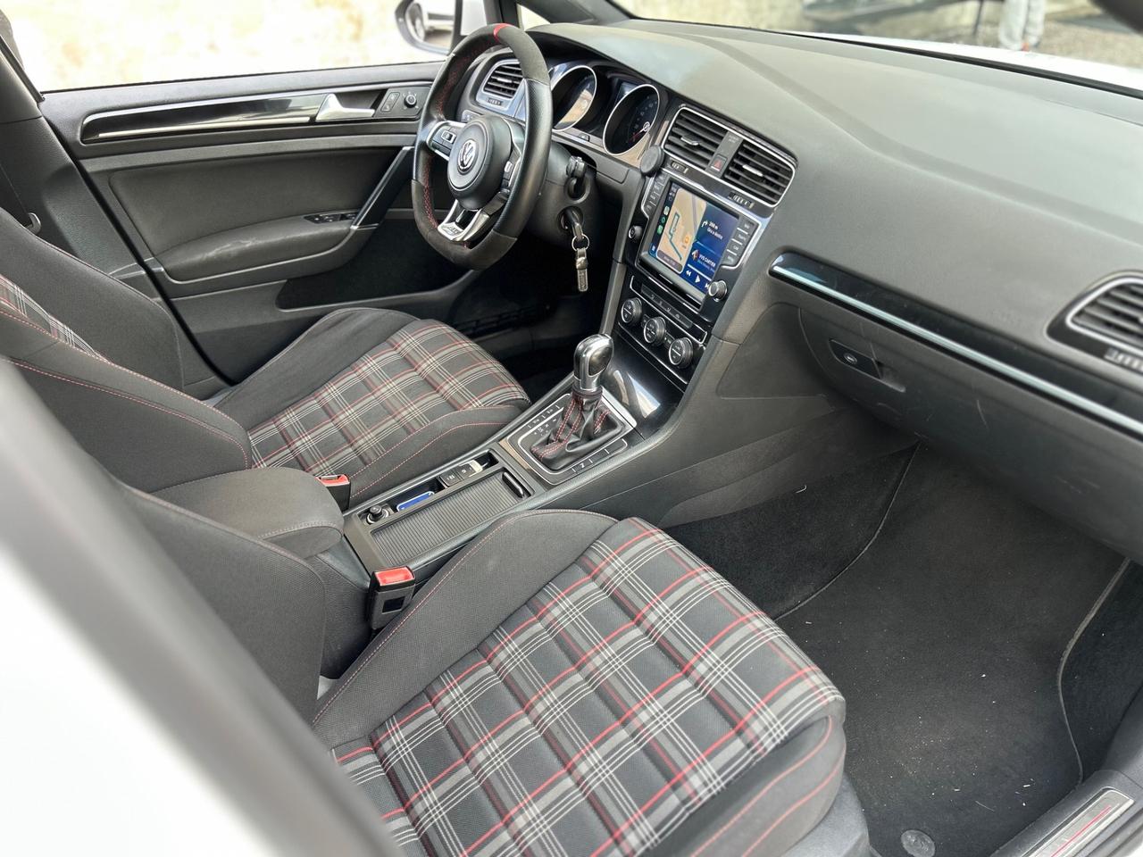 Volkswagen Golf GTI Performance 2.0 TSI DSG 5p. 300cv