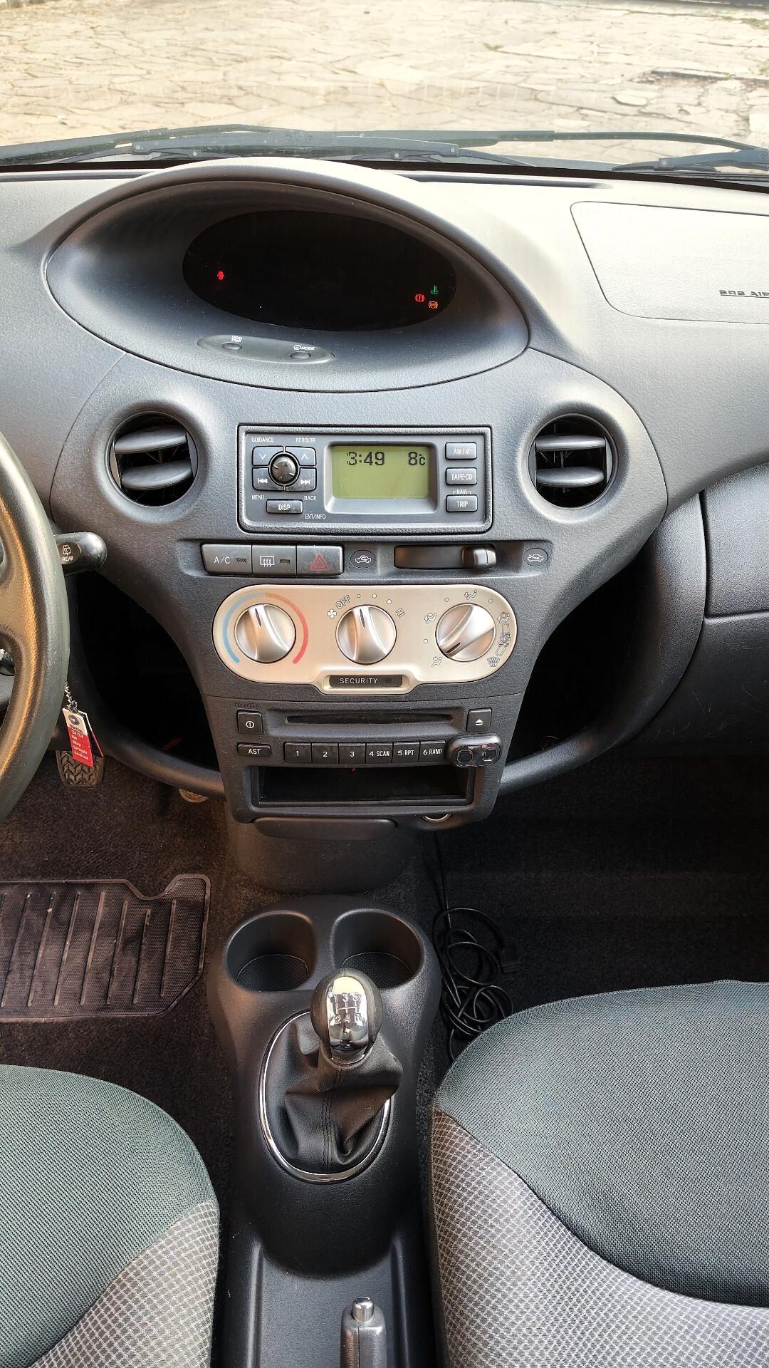 Toyota Yaris 1.3i 16V 5p Sol