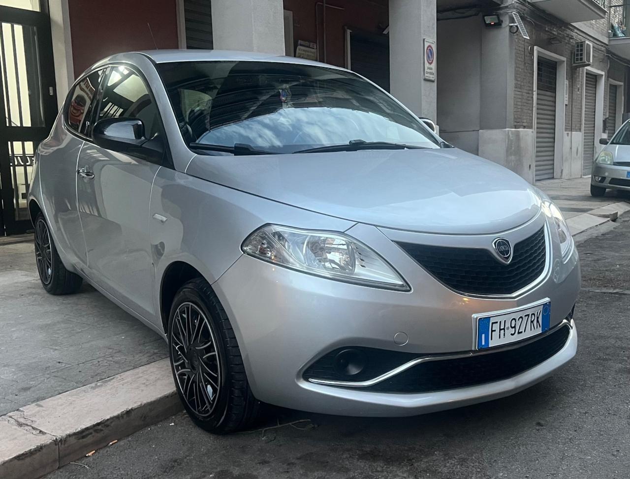 Lancia Ypsilon 1.2 69 CV 5 porte Silver