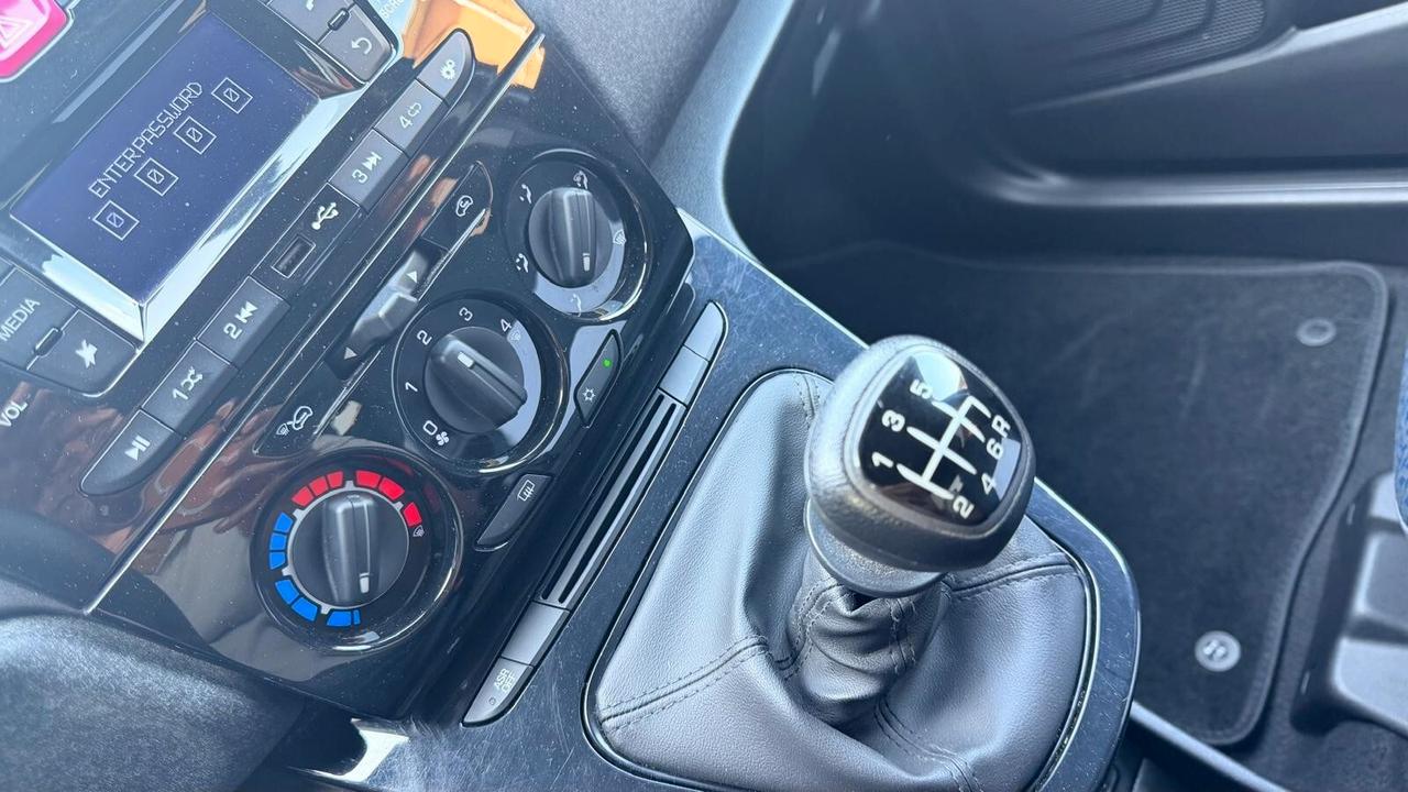 Lancia Ypsilon 1.0 FireFly 5 porte S&S Hybrid Alberta Ferretti
