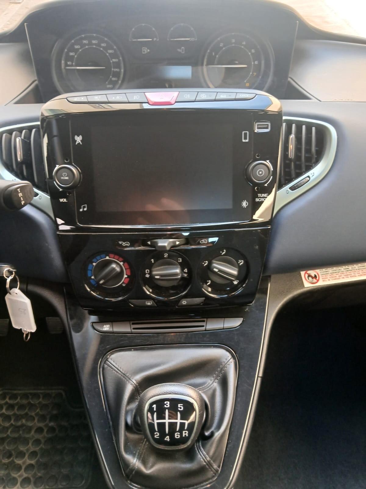 Lancia Ypsilon 1.0 FireFly 5 porte S&S Hybrid Platino