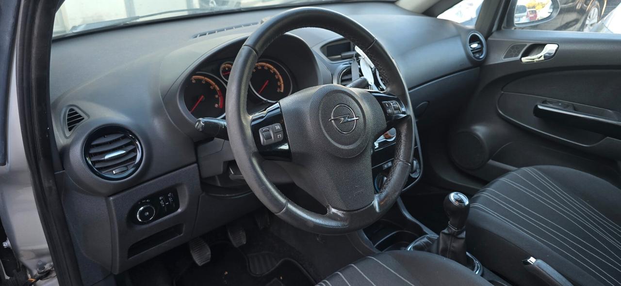 Opel Corsa 1.4 16V 5 porte Cosmo