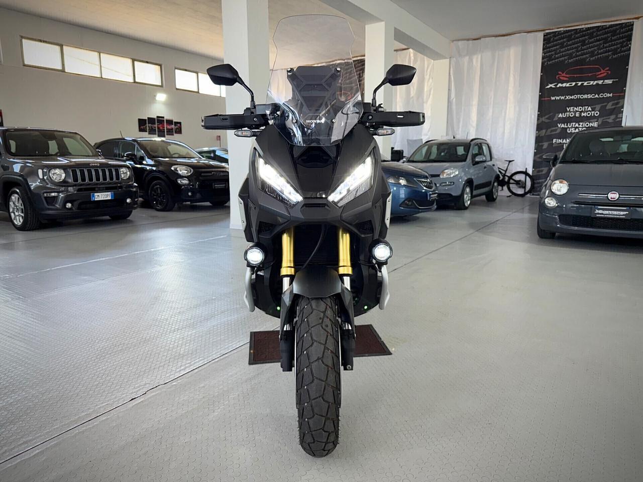 Honda X-ADV 750 con travel pack