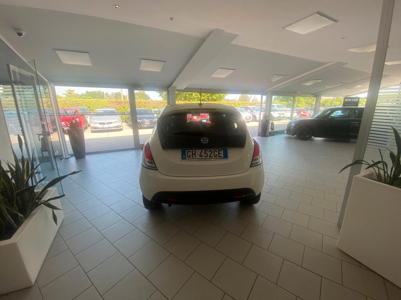 Lancia Ypsilon 1.0 FireFly 5 porte S&S Hybrid Ecochic Silver
