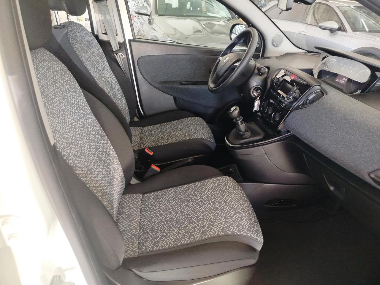 Lancia Ypsilon 1.0 firefly hybrid Silver s&s 70cv