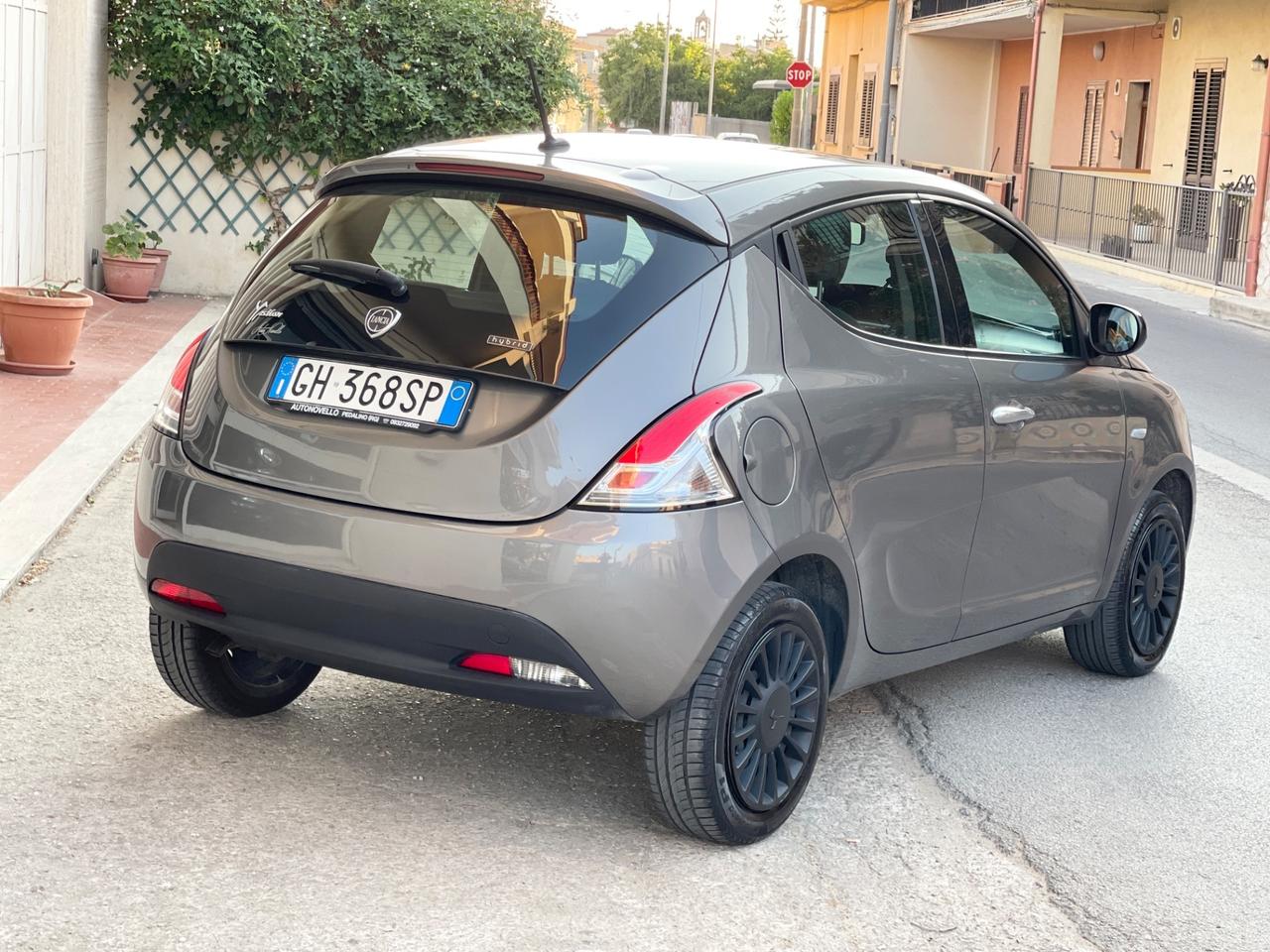 Lancia Ypsilon 1.0 5 porte S&S Hybrid Silver 2022