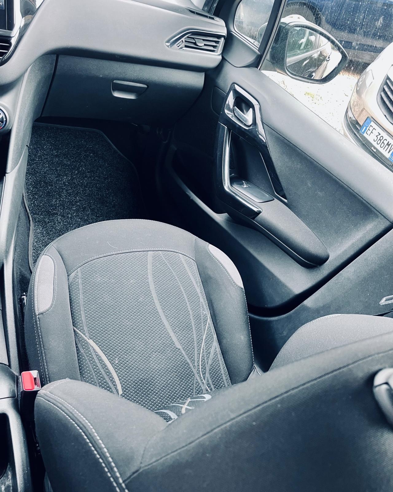 Peugeot 208 1.4 HDi 68 CV 5 porte Allure