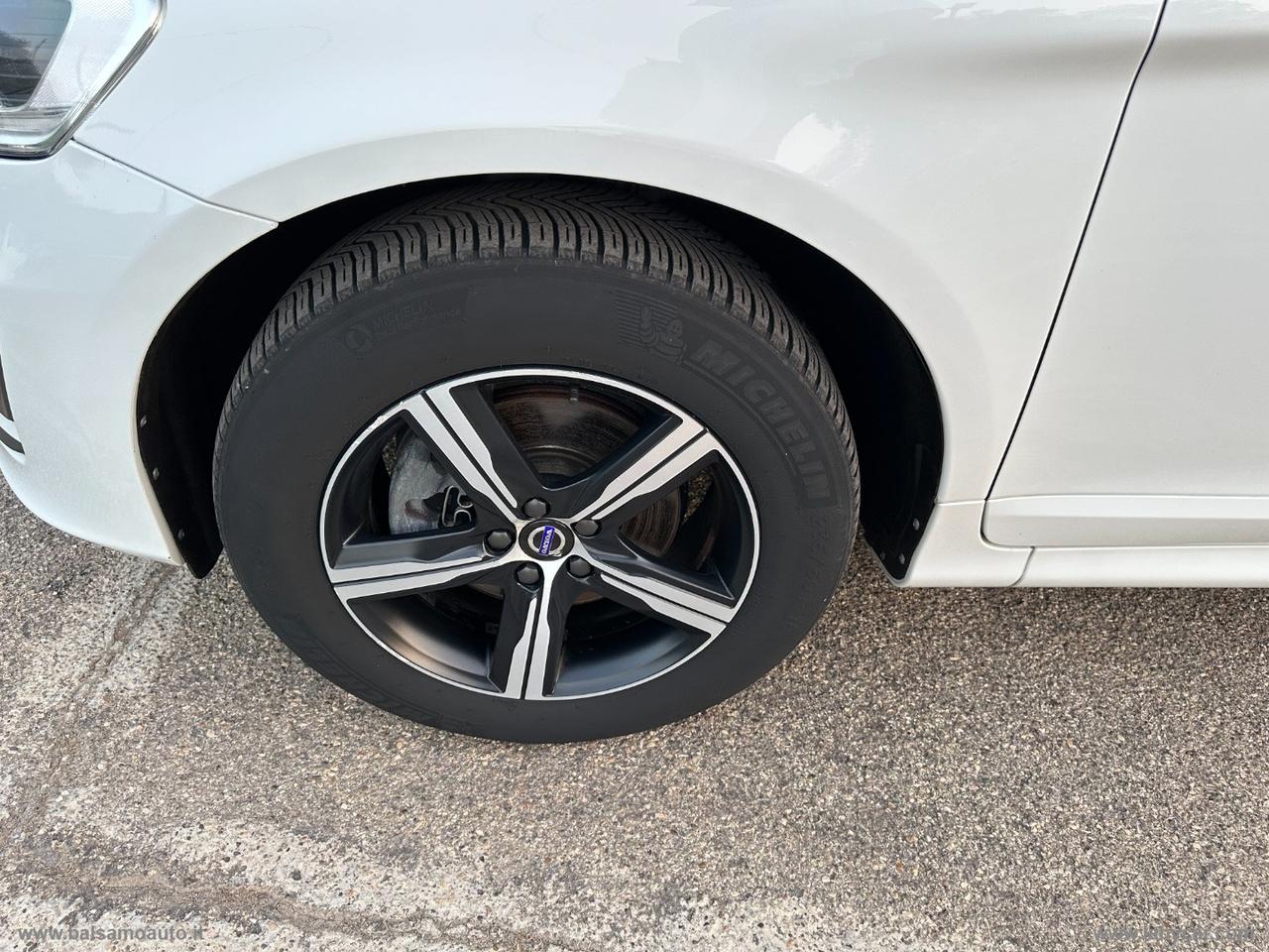 VOLVO XC60 D4 AWD R-design Momentum