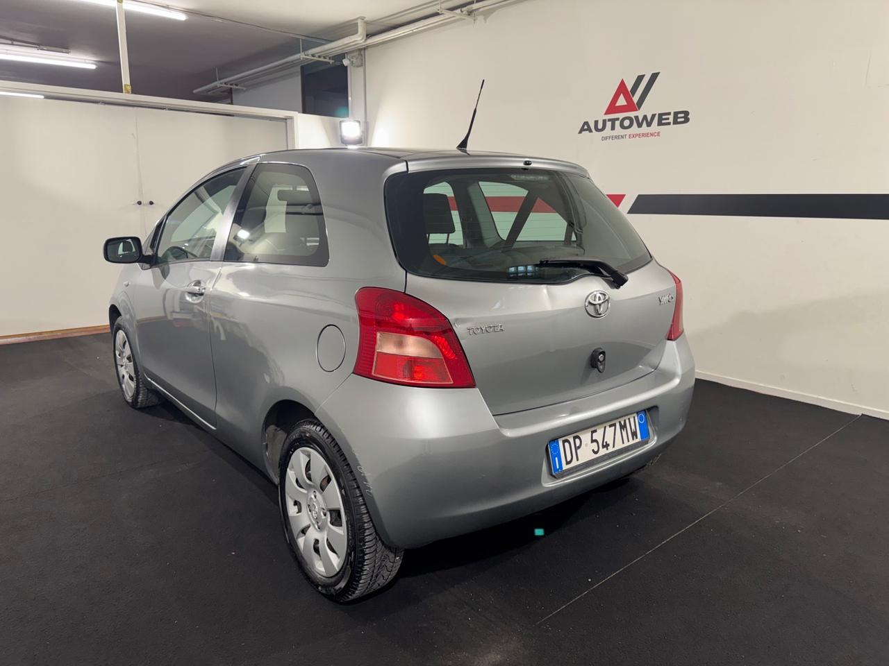 Toyota Yaris 1.0 3 porte Navi NEOPATENTATI - NAVIGATORE CON COLLEGAMENTO TELEFONO - GOMME NUOVE