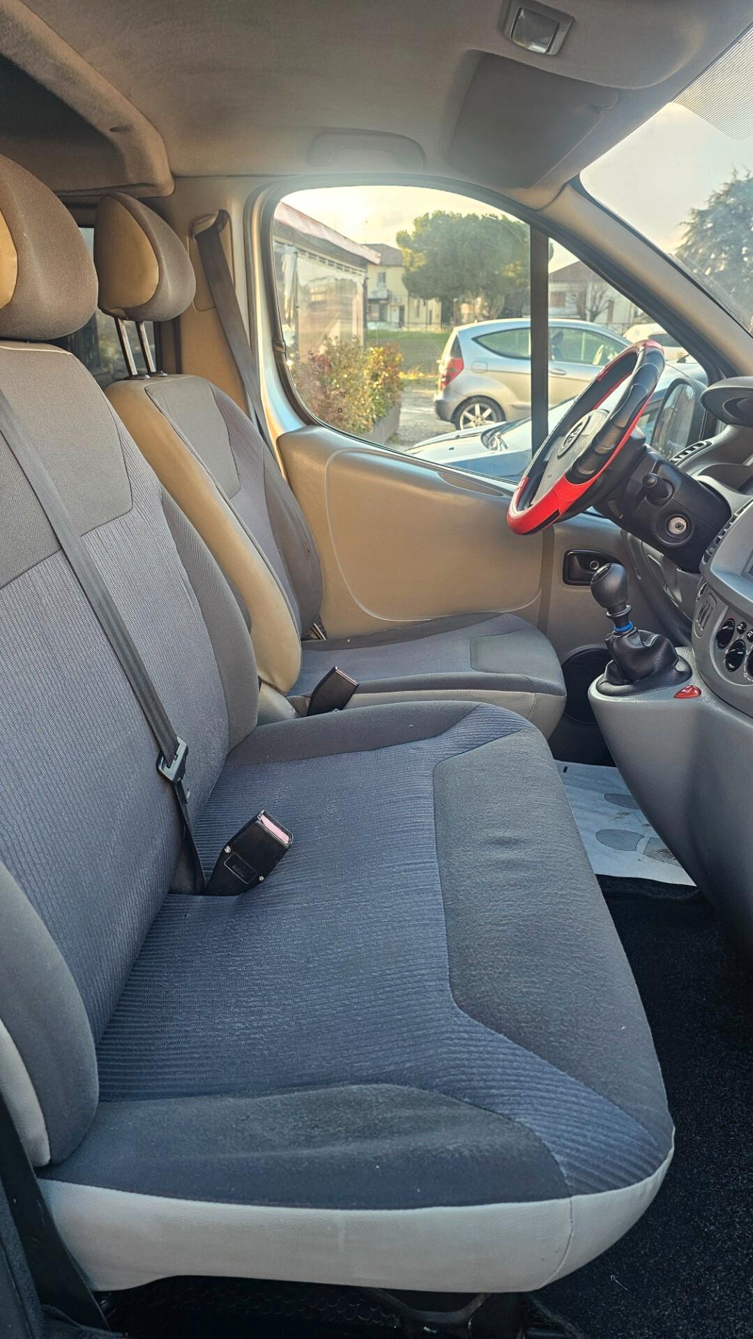 Opel Vivaro 2.0 CDTI 114CV / 6 POSTI/ GANCIO TRAINO