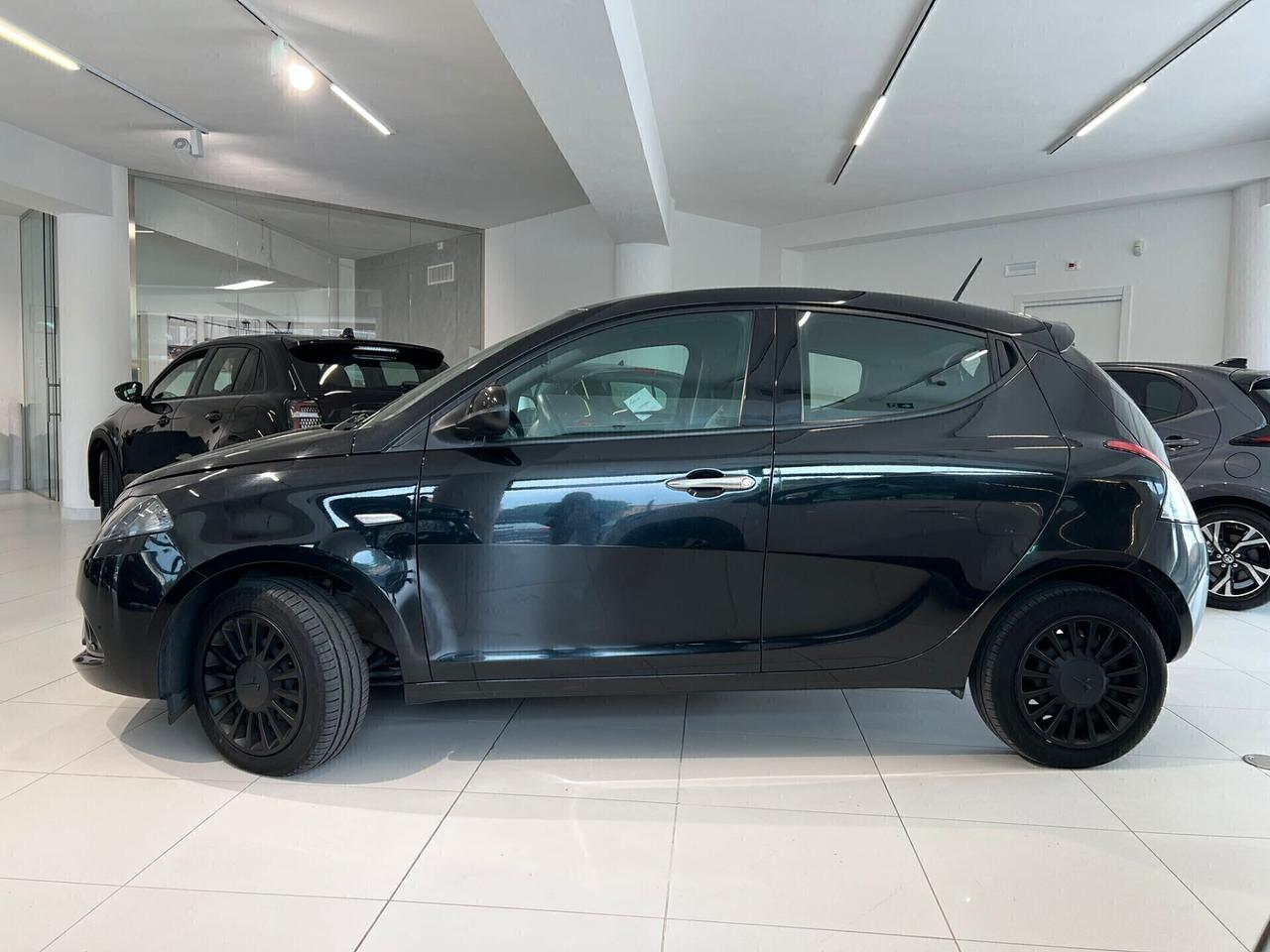 Lancia Ypsilon 1.0 FireFly 5 porte S&S Hybrid Silver