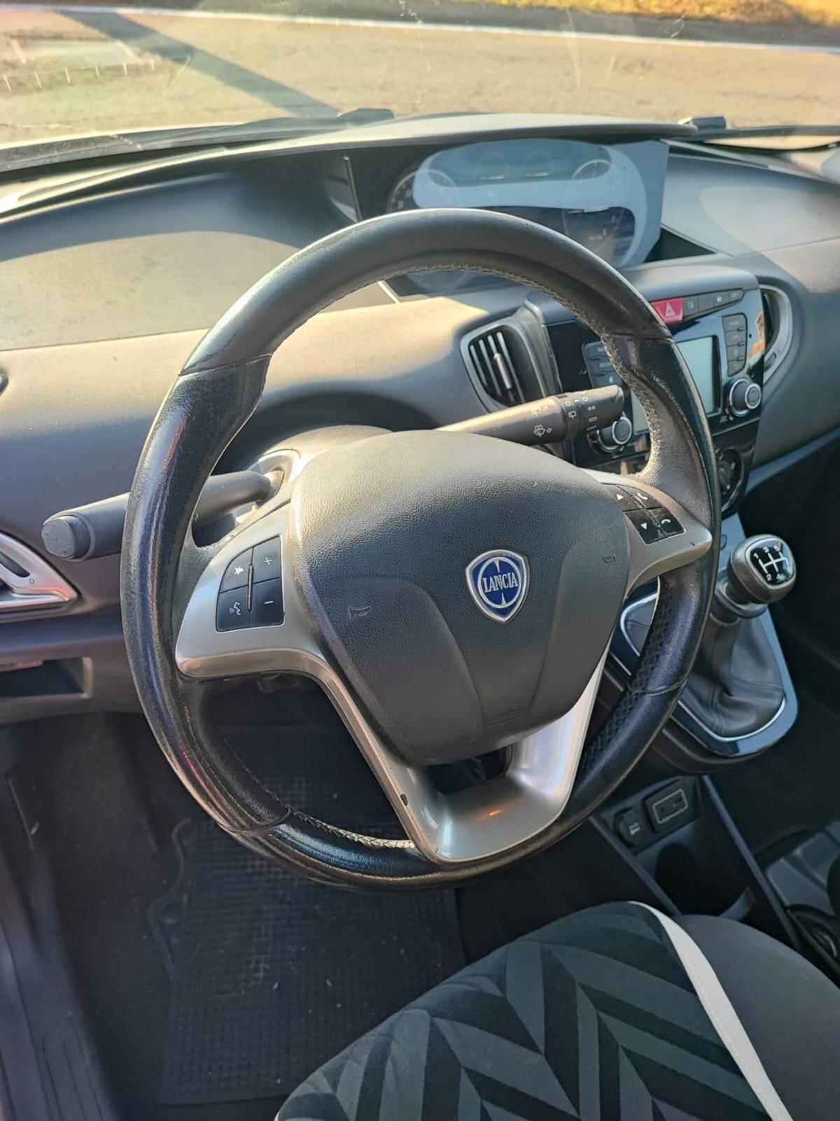 Lancia Ypsilon 1.2 69 CV 5 porte Platinum