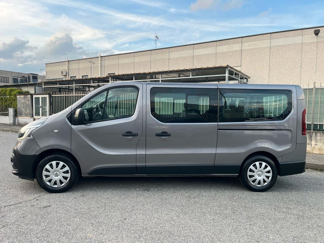 RENAULT TRAFIC 9P LUNGO CAMBIO AUTOMATICO DOPPIA PORTA