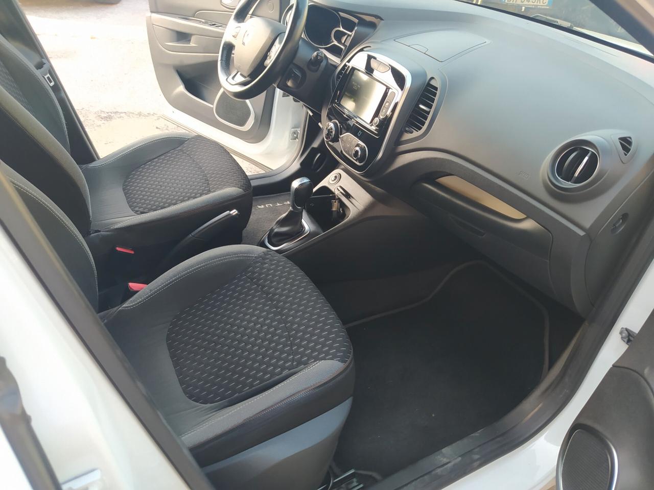 Renault Captur dCi 8V 90 CV EDC Start&Stop Energy Initiale Paris