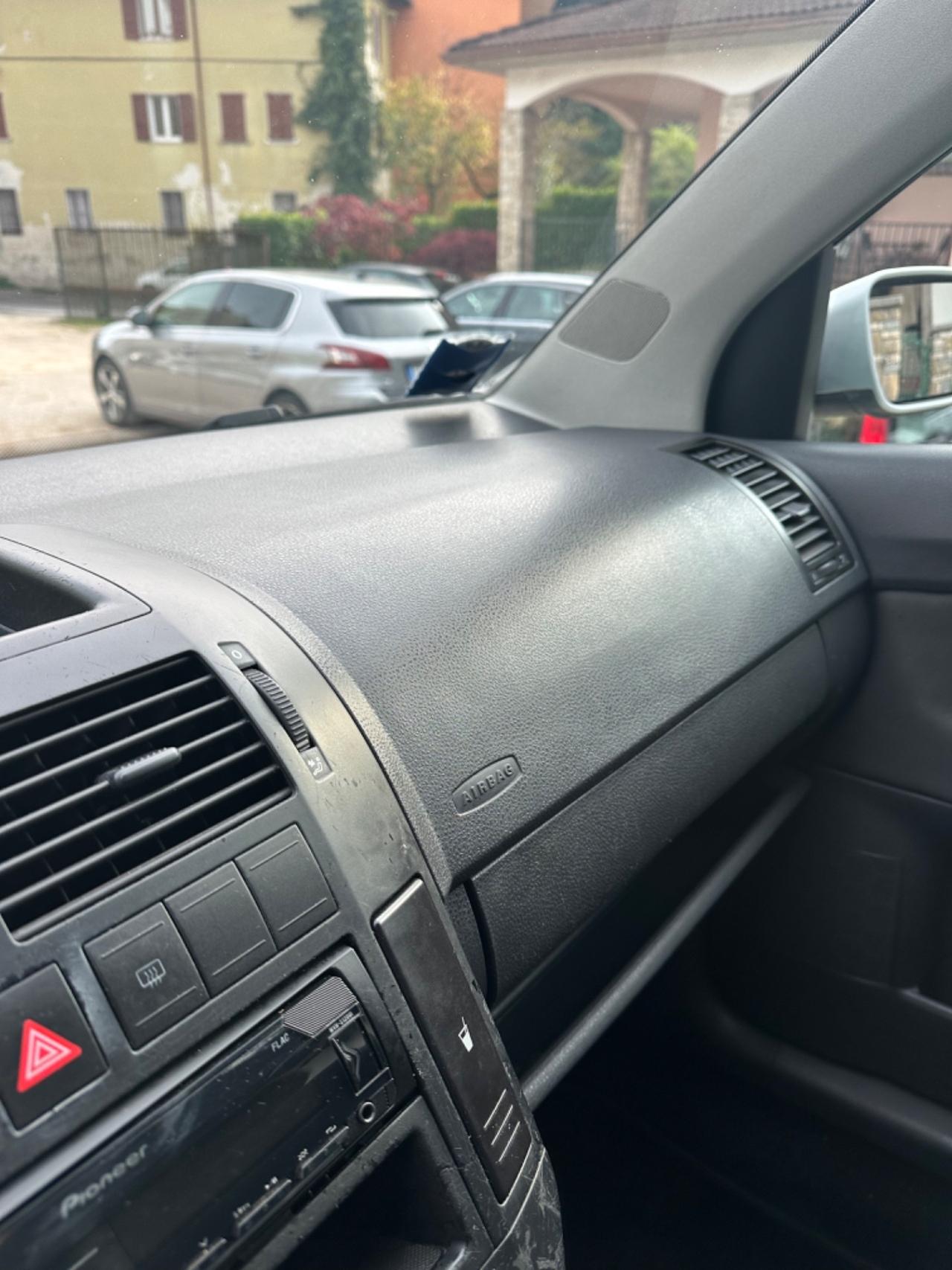 Volkswagen POLO 1.4/80CV TDI 5P SPORTLINE NEOPAT
