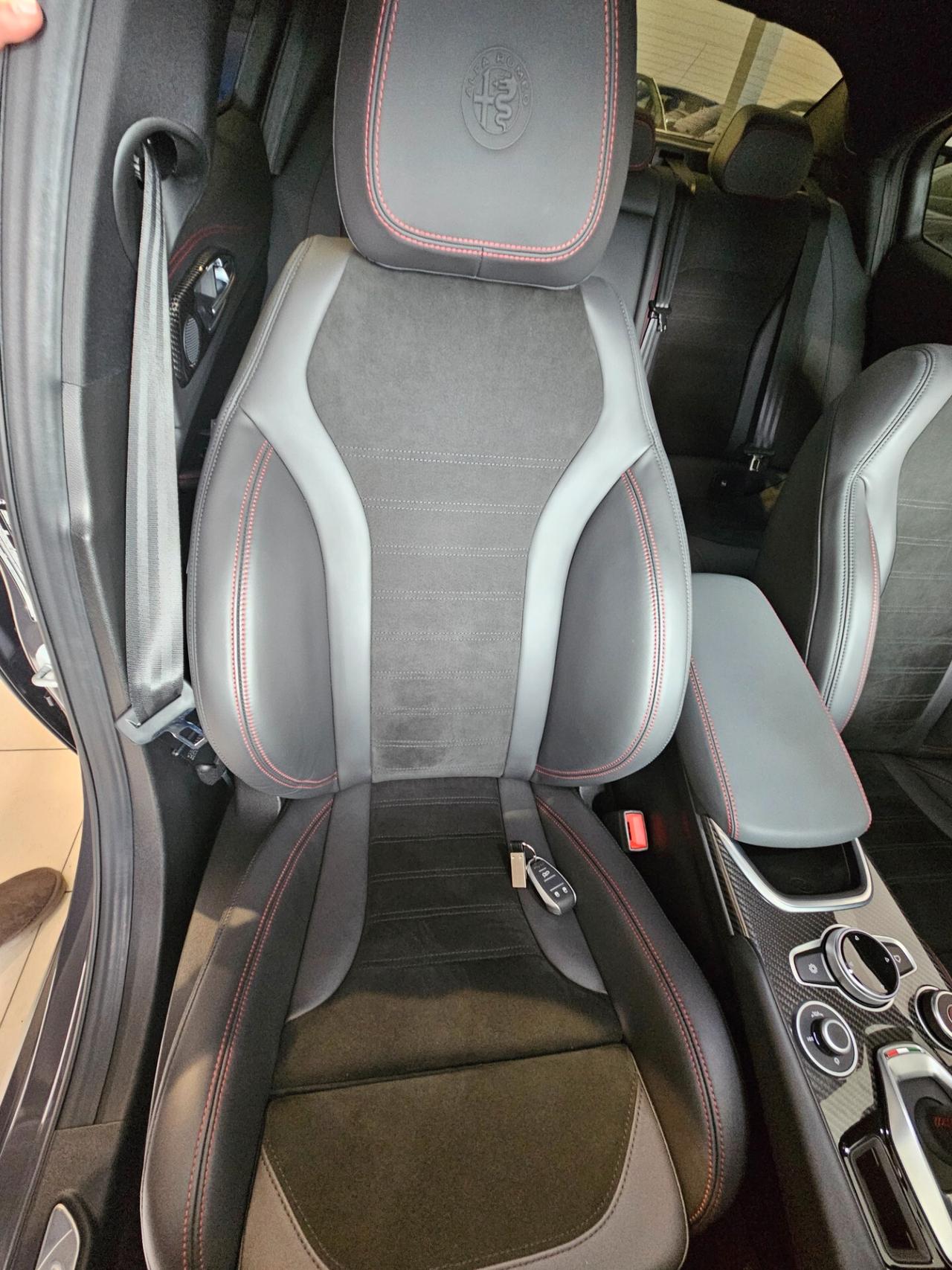 Alfa Romeo Giulia 2.9 V6 Bi-Turbo AT8 Quadrifoglio