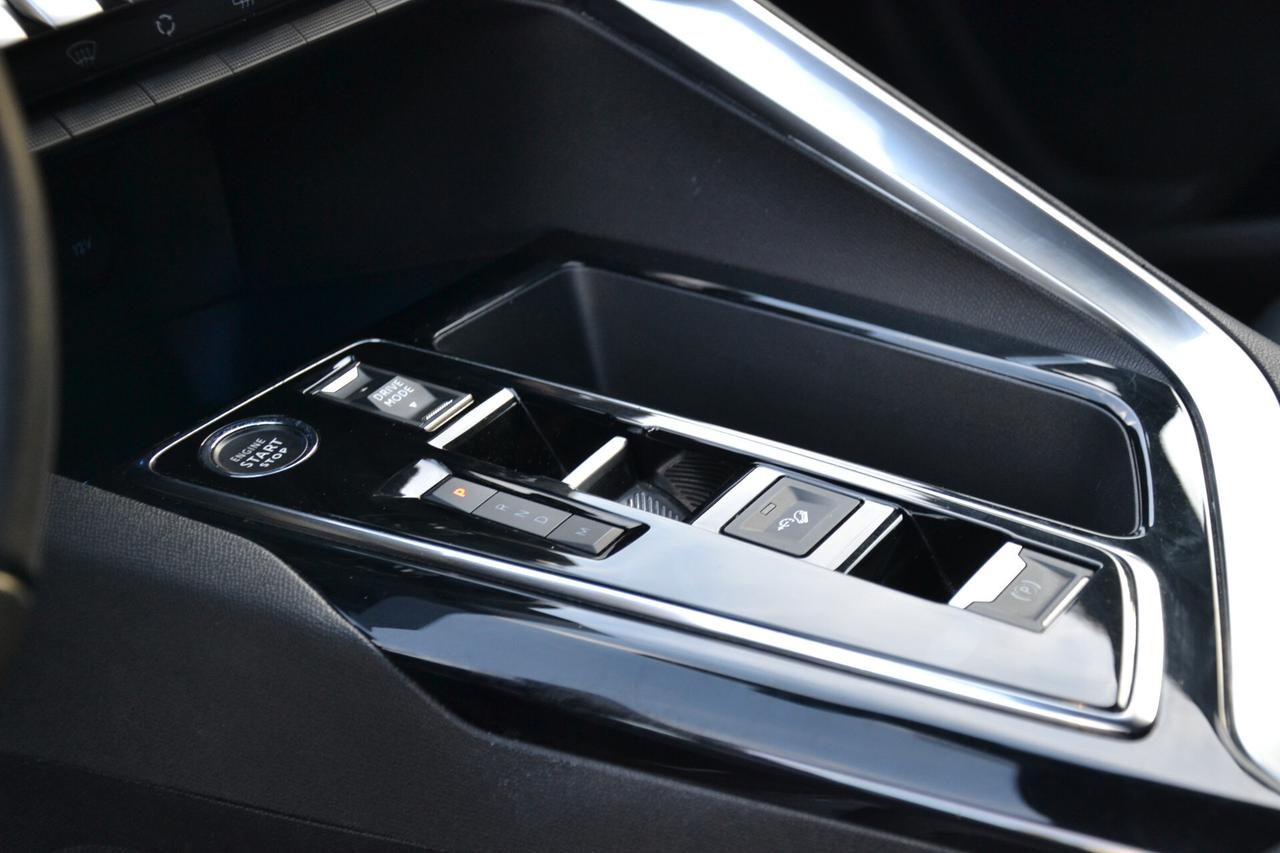 Peugeot 5008 1.5 HDi 130CV 7POSTI AUT.+NAV+LED+RCAM+PELLE+PDC