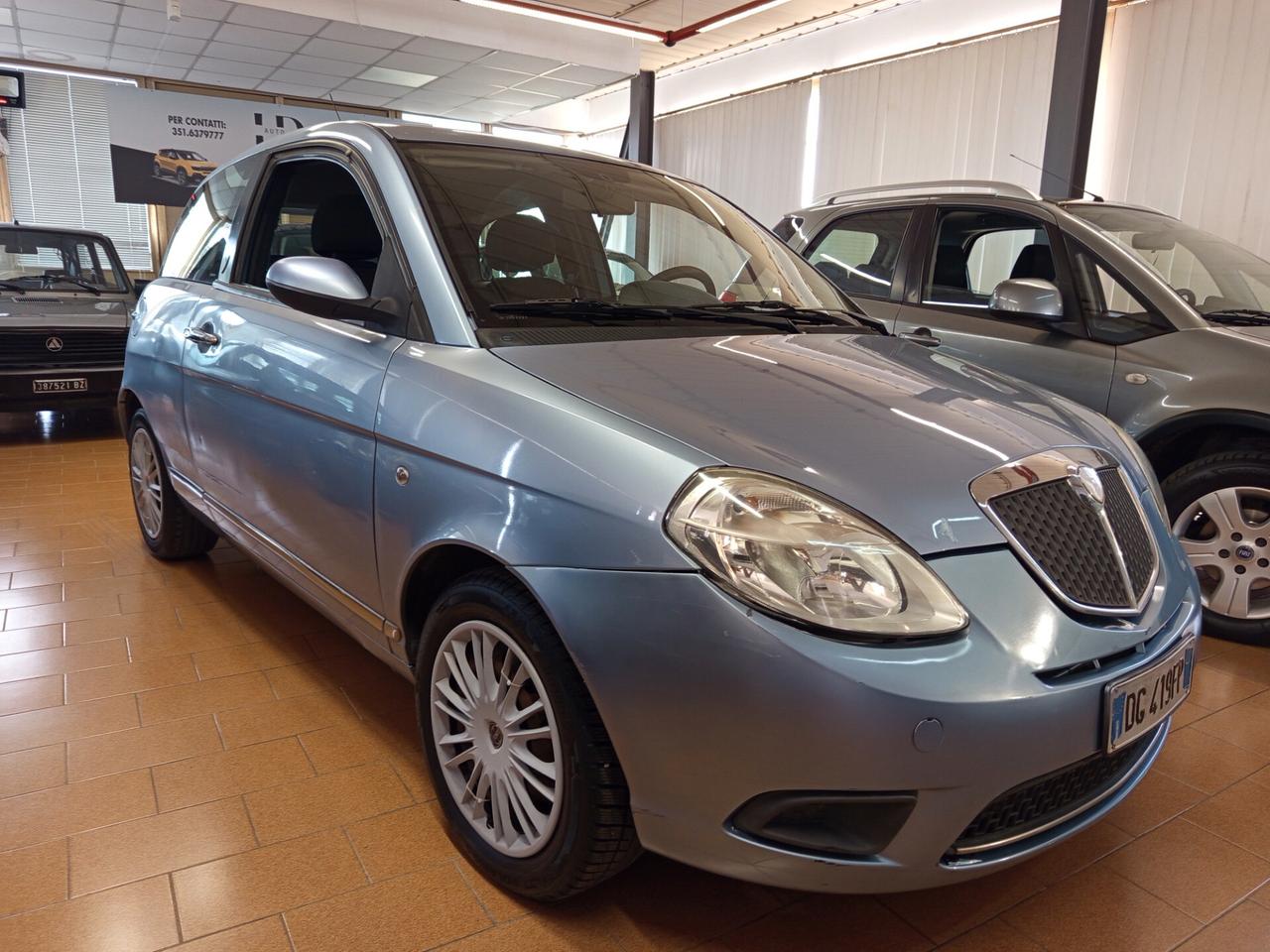Lancia Ypsilon 1.2 Argento 121 Mila chilometri ok neopatentati