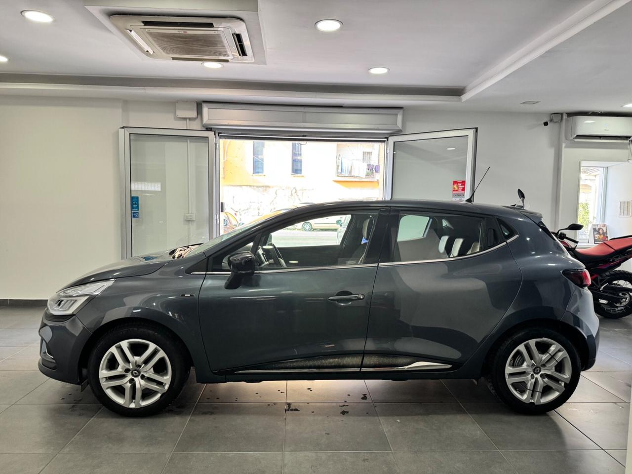 Renault Clio TCe 12V 75 CV 5 porte Moschino Intens