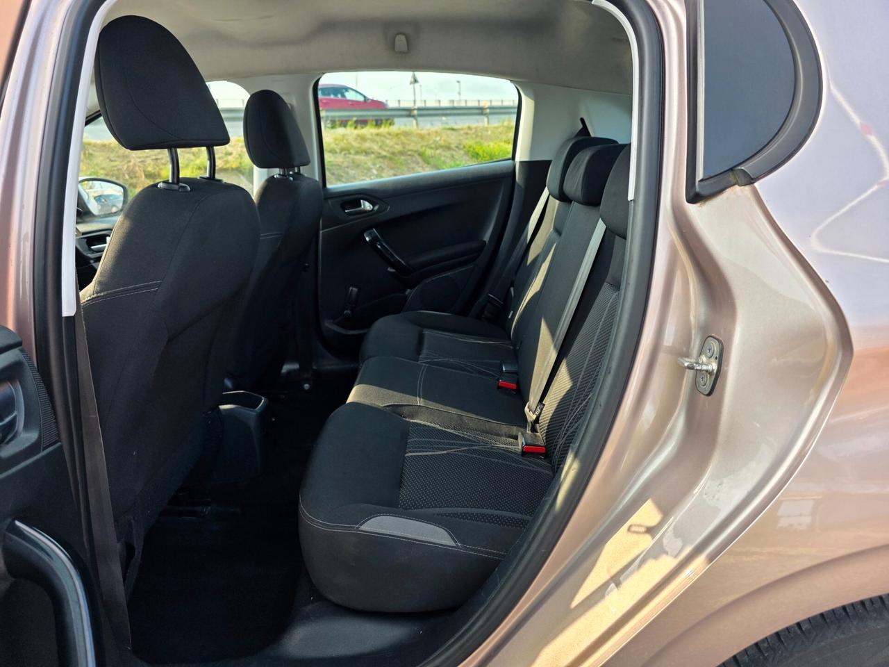 Peugeot 208 1.4 HDi 68 CV 5 porte Allure