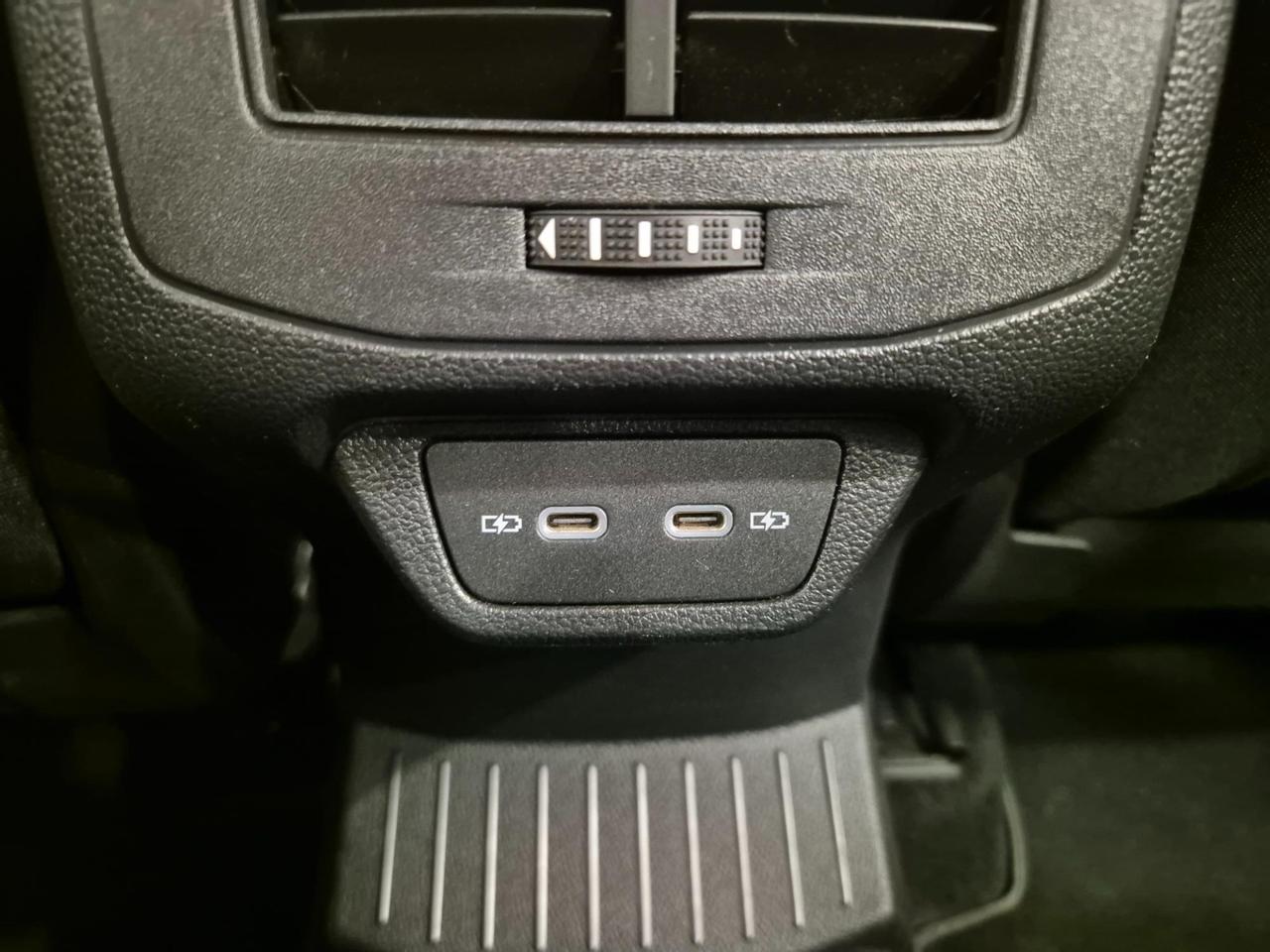 Volkswagen T-Roc 1.5 TSI Style dsg - Carplay - ACC/Lim - Sens. Park