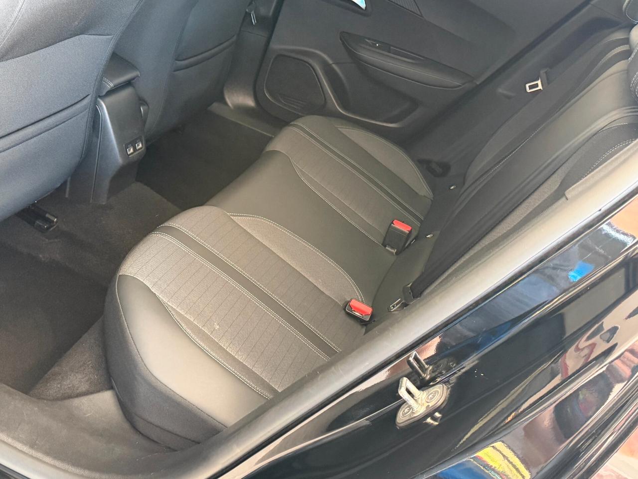Peugeot 2008 1.5 BLUEHDI 110 cv. ALLURE