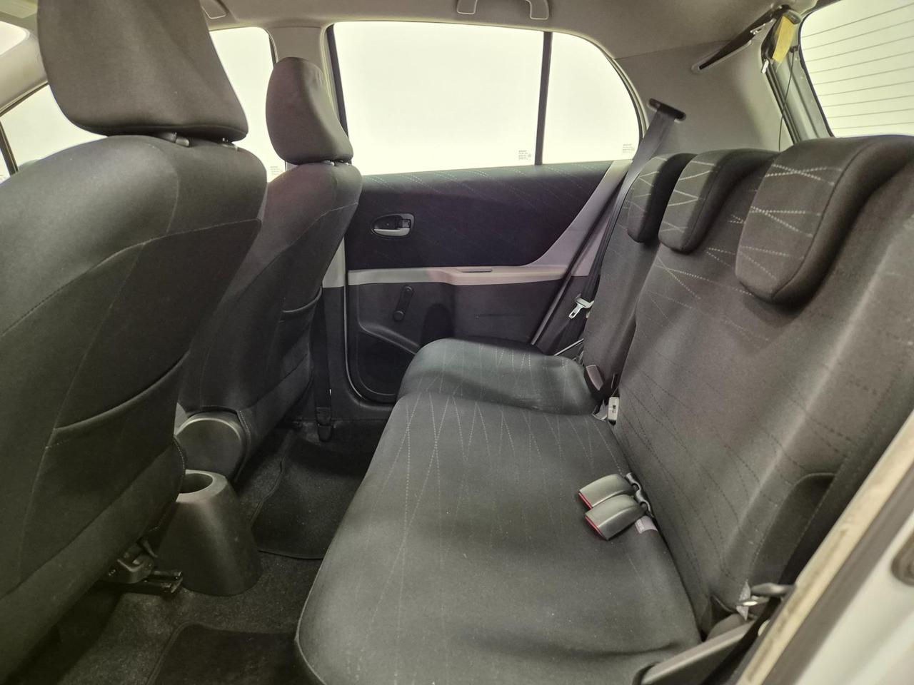 Toyota Yaris 5p 1.3 Navy - NEOPATENTATI - Navi - Clima