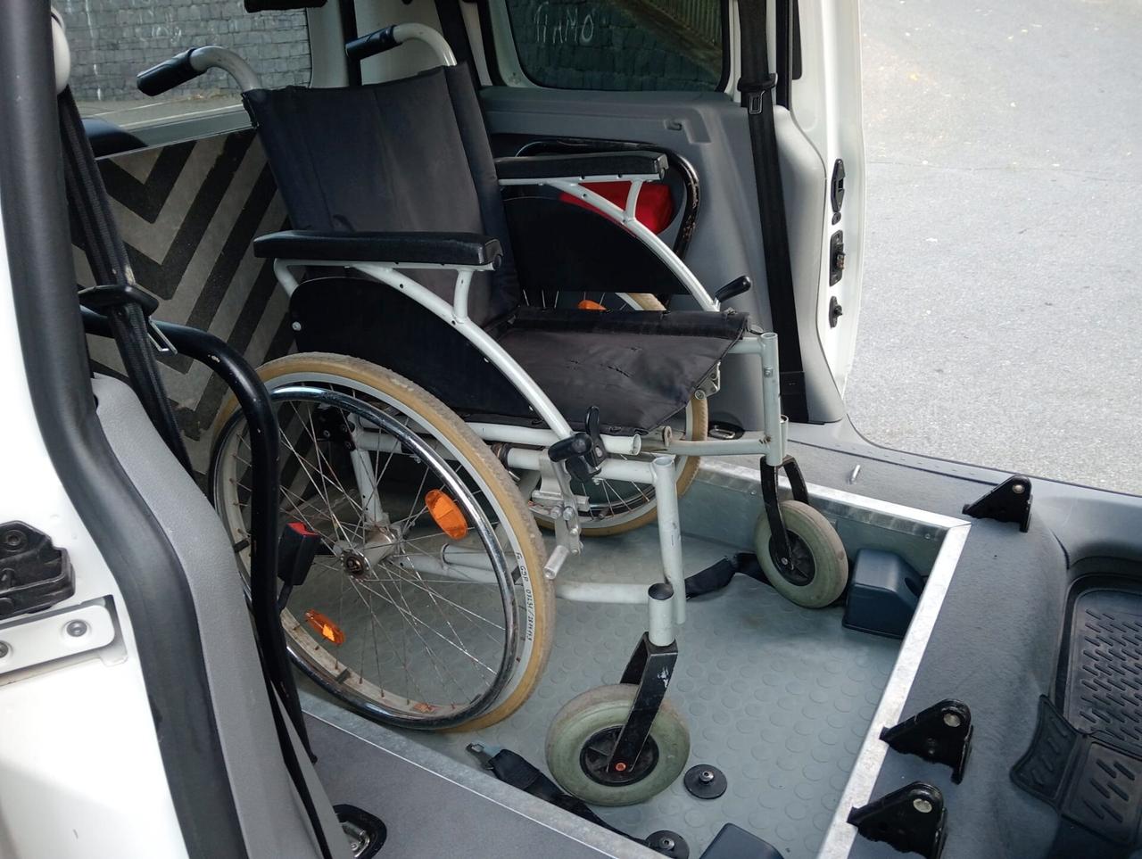 Volkswagen Caddy Pianale ribassato con rampa disabili in carrozzina