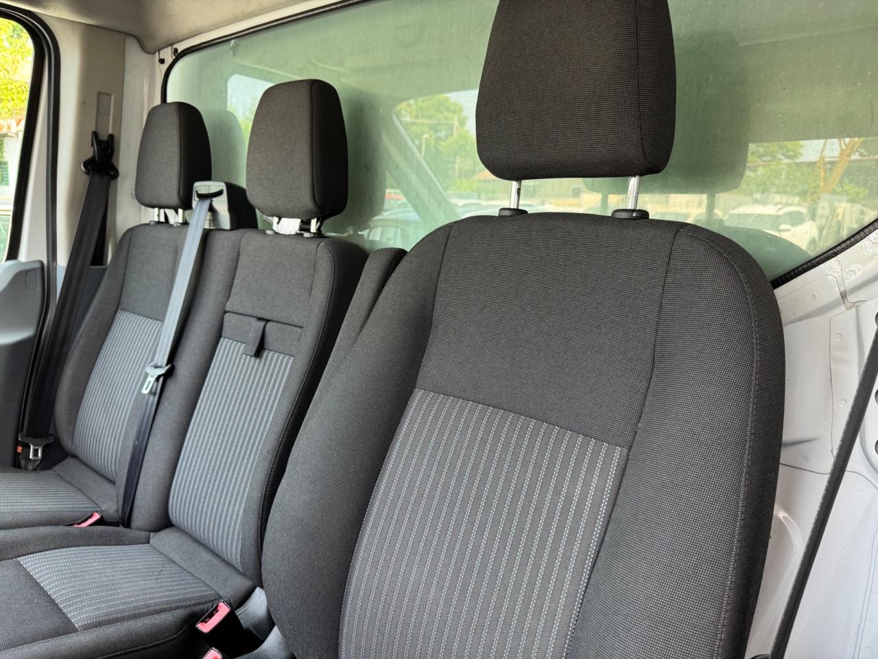 Ford Transit con la pedana ribasabile