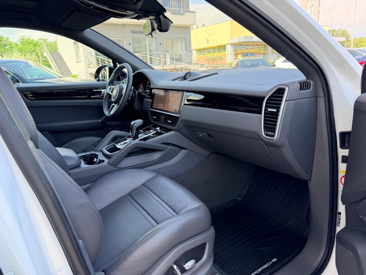 Porsche Cayenne Coupé 3.0 V6 E-Hybrid white edition
