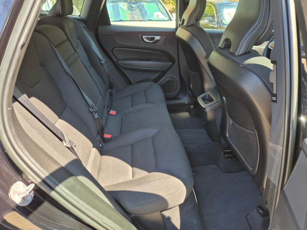 Volvo XC60 B4 (d) AWD automatico Momentum
